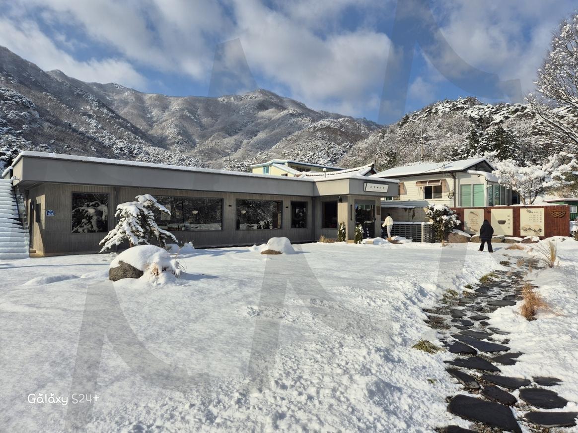 설경 맛집 | 눈 쌓인 정원, 겨울 풍경, 겨울 여행지, 눈 내린 마을, 눈 덮인 가든, 자연 속 건물 | 스탠바이 STANDBUY 디지털 콘텐츠