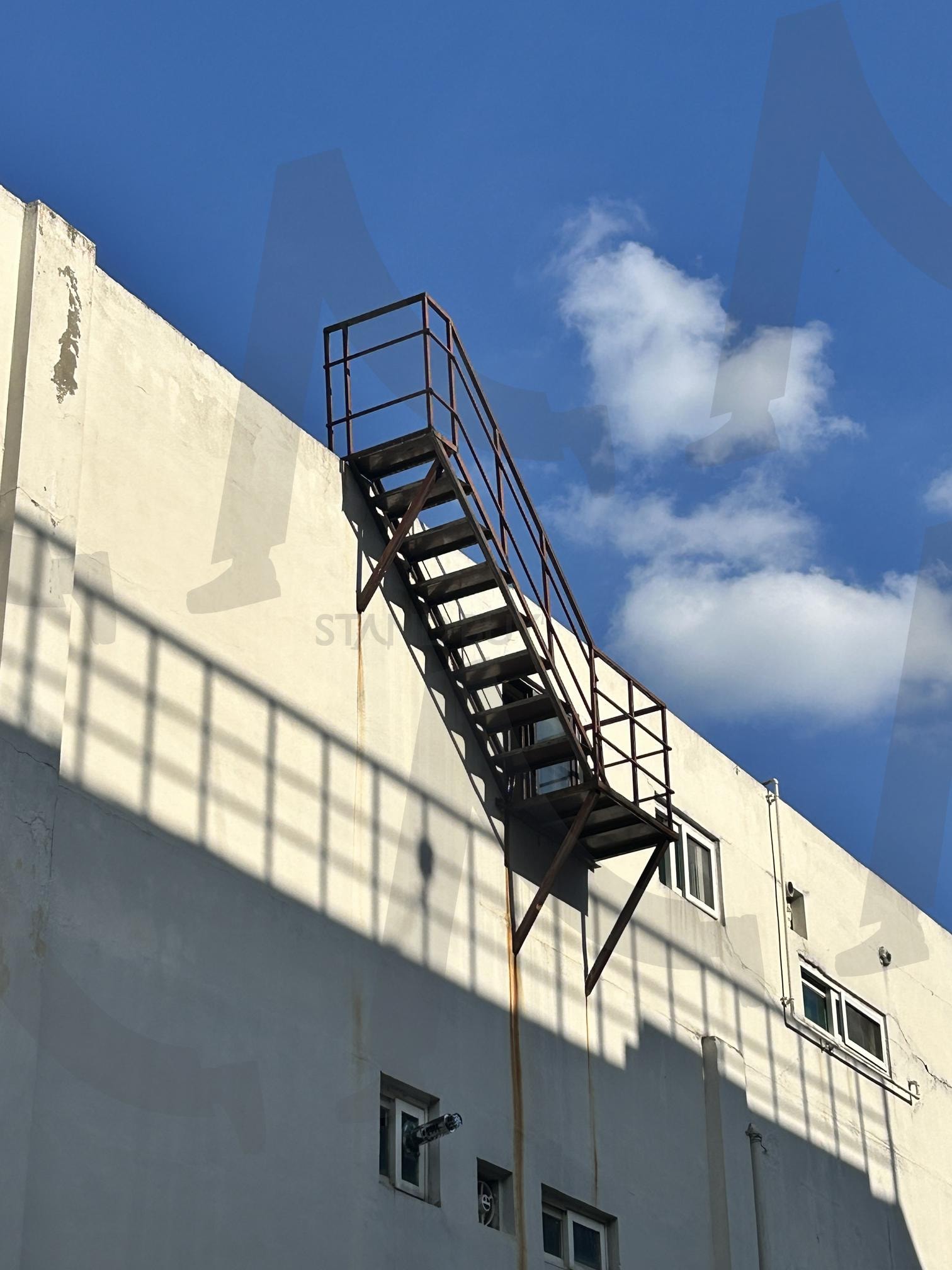 푸른 하늘과 사다리 | 사다리, 풍경, 맑음, 푸른하늘, 파란하늘 | 스탠바이 STANDBUY 디지털 콘텐츠