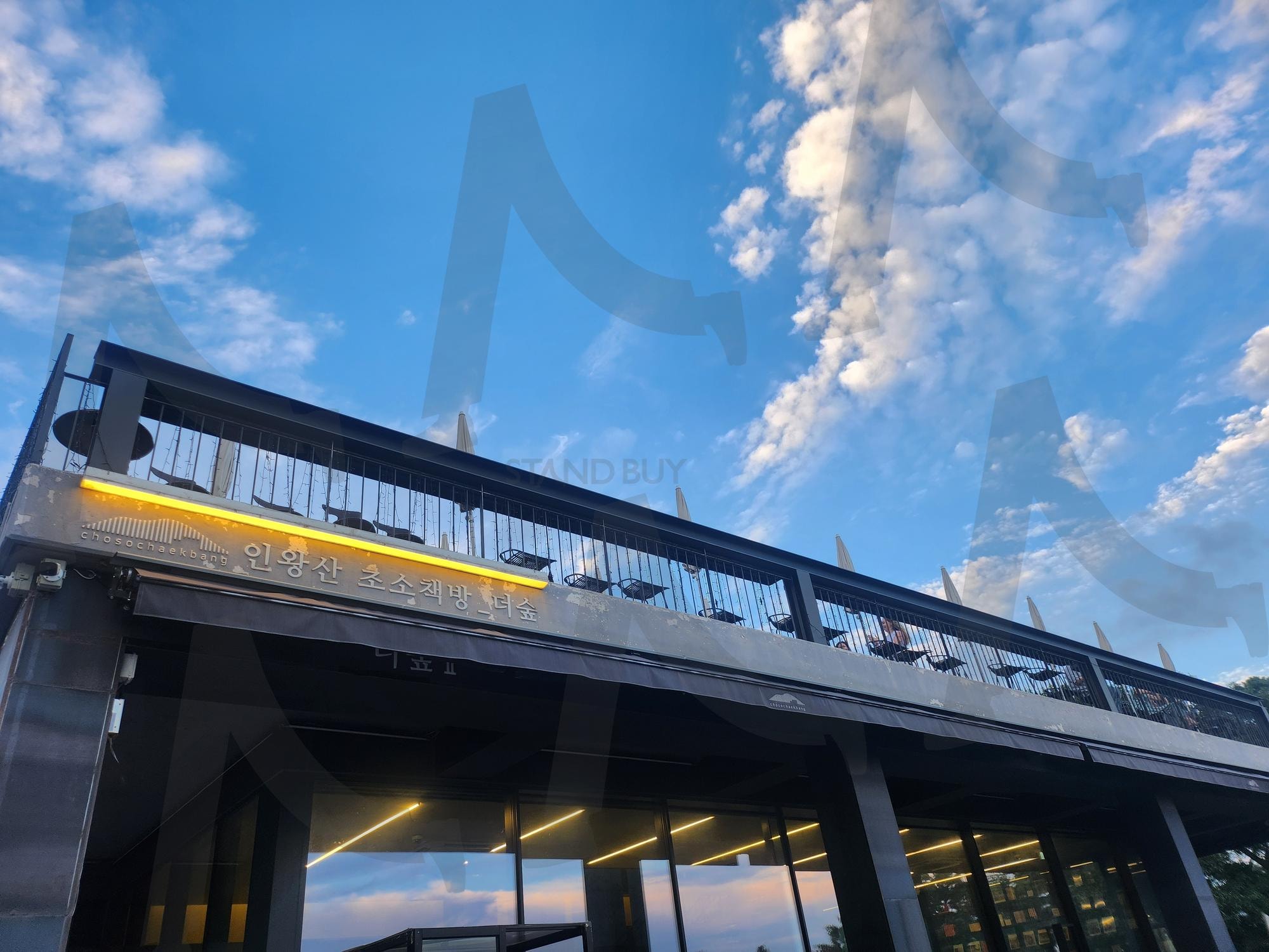 인왕산 초소책방 더숲 – 서울 도심 속 감성 책 카페 | 인왕산, 초소책방, 더숲, 서울카페, 감성카페, 테라스카페, 여행사진, 한국여행, 도심속휴식 | 스탠바이 STANDBUY 디지털 콘텐츠