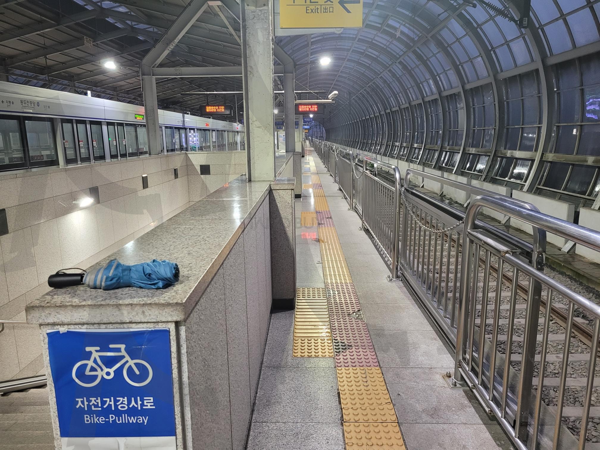 동두천중앙역 역사 내부 3(Inside Dongducheon jungang Station Station) | 지하철, 동두천중앙역, 퇴근, 직장인, Dongducheon Jungang station | 스탠바이 STANDBUY 디지털 콘텐츠
