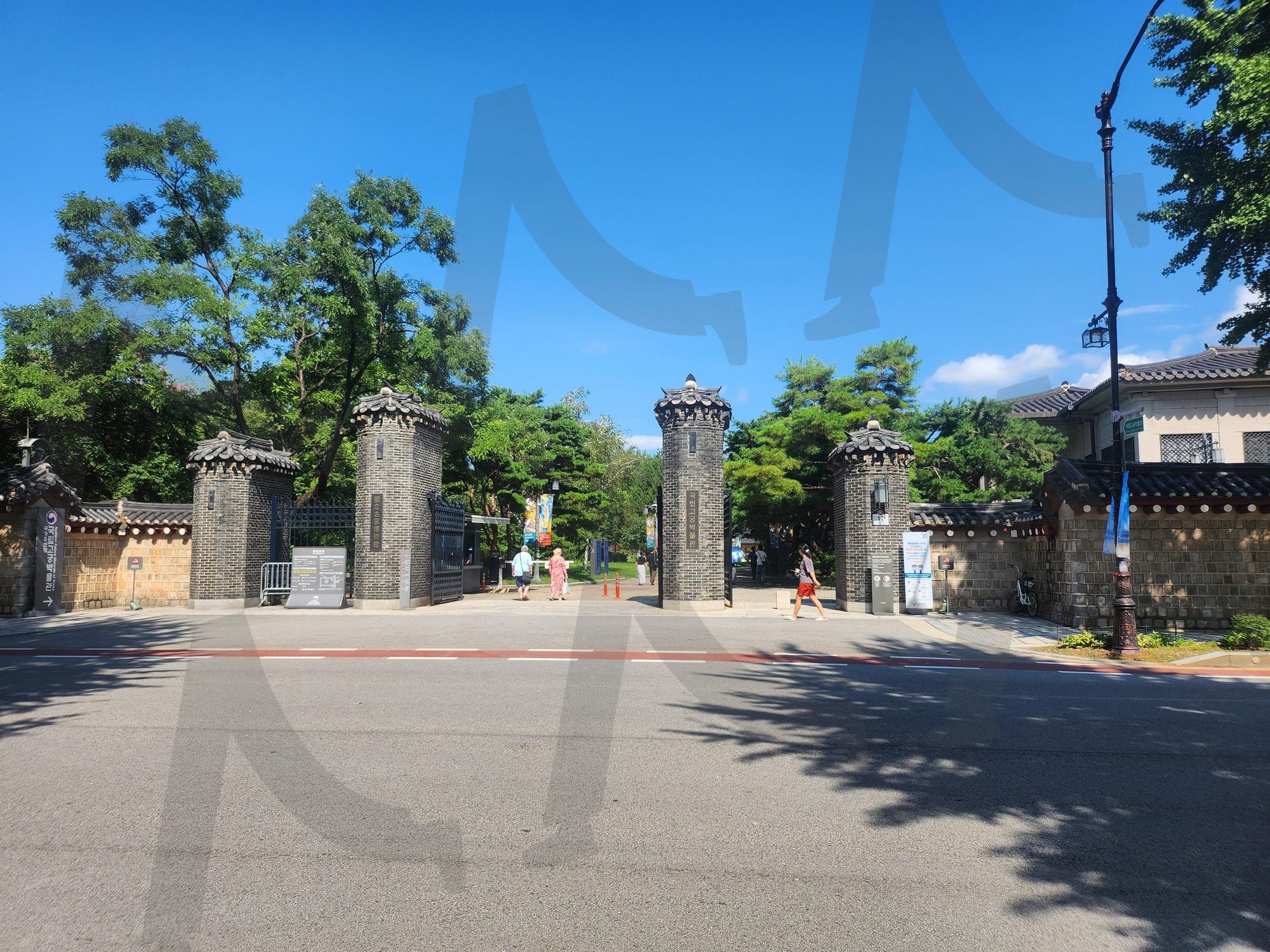 Scenery around the National Palace Museum of Korea – Tradition and Serenity | National Palace Museum of Korea, Seoul, korean heritage, traditional architecture, Joseon Dynasty, gyeongbokgung, cultural site, history, travel photo, korean palace | 스탠바이 STANDBUY 디지털 콘텐츠