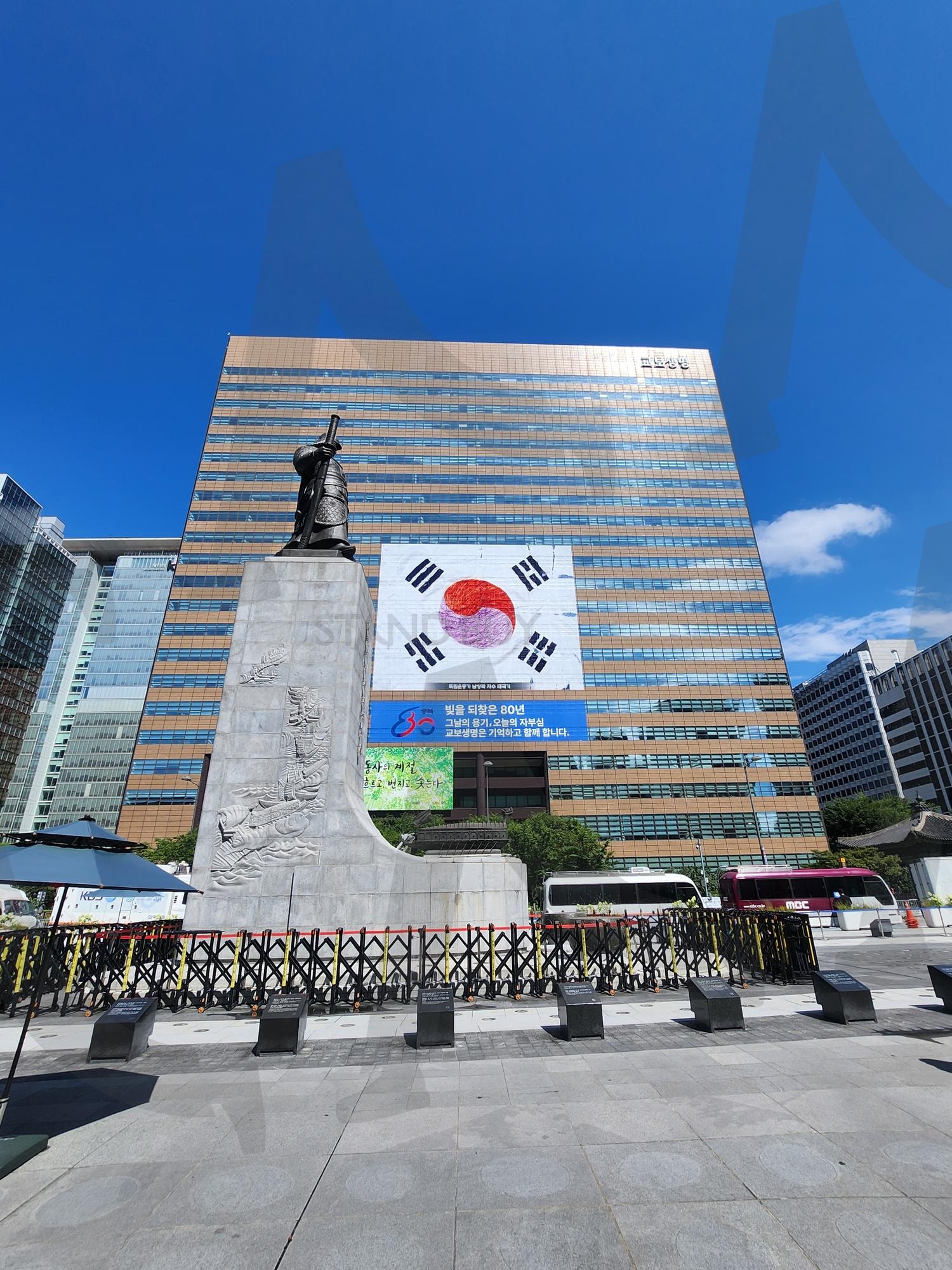 Gwanghwamun Street, Seoul – Where History Meets Modernity | gwanghwamun, Gwanghwamun Street, Gwanghwamun Square, Seoul cityscape, Korea travel, Korean history, palace, modern and tradition, landmark, Cultural Heritage | 스탠바이 STANDBUY 디지털 콘텐츠
