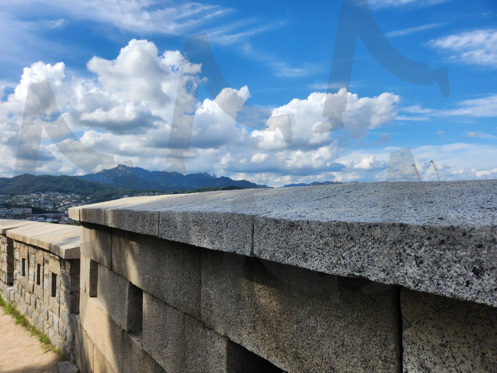 Naksan Park near Daehangno – Scenic Night View & Demon Hunters Vibes | naksan park, Daehangno, city wall trail, Demon Hunters, fantasy vibe, Korea travel, Seoul skyline, cultural street, k-pop, 낙산공원, 성곽 | 스탠바이 STANDBUY 디지털 콘텐츠