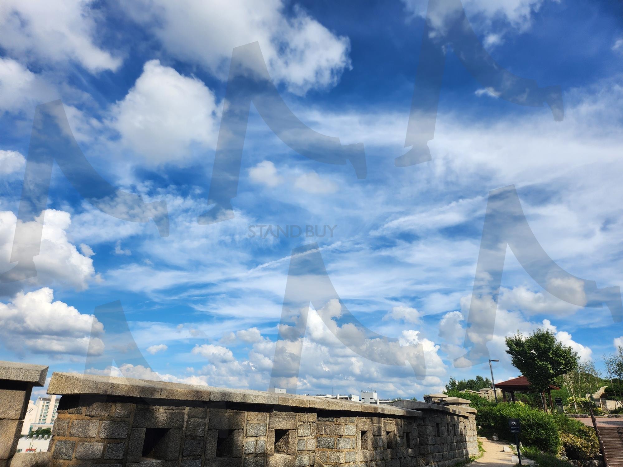 Naksan Park near Daehangno – Scenic Night View & Demon Hunters Vibes | naksan park, Daehangno, city wall trail, Demon Hunters, fantasy vibe, Korea travel, Seoul skyline, cultural street, k-pop, 낙산공원, 성곽 | 스탠바이 STANDBUY 디지털 콘텐츠