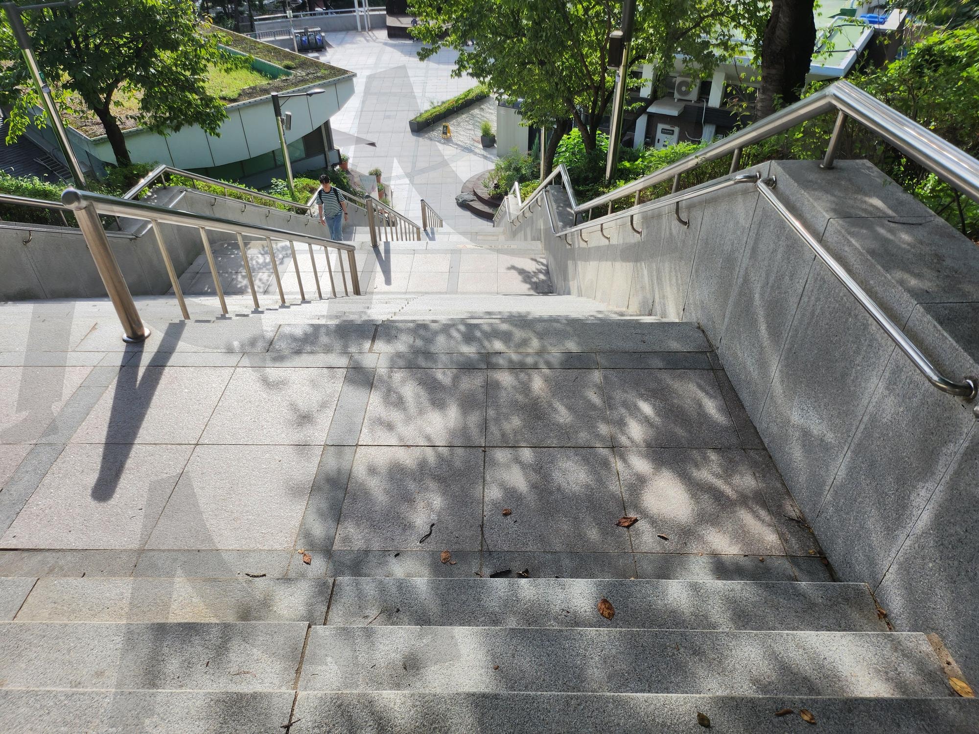 Naksan Park near Daehangno – Scenic Night View & Demon Hunters Vibes | naksan park, Daehangno, city wall trail, Demon Hunters, fantasy vibe, Korea travel, Seoul skyline, cultural street, k-pop, 낙산공원, 계단 | 스탠바이 STANDBUY 디지털 콘텐츠