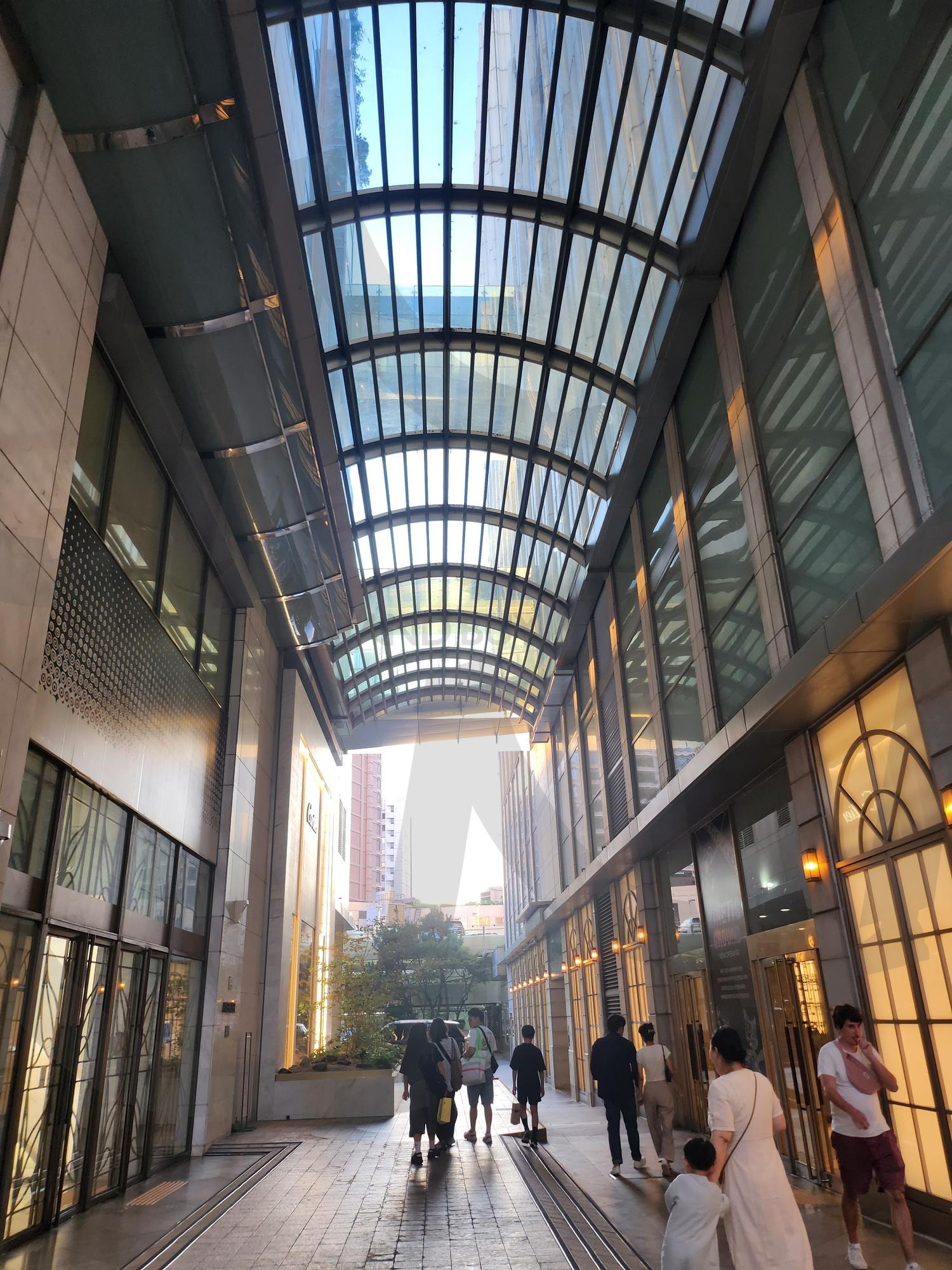 Glass Ceiling Walkway in Seoul – Modern Urban Architecture | seoul, korea, glass ceiling, Modern Architecture, urban walkway, shopping street, cityscape, lifestyle, travel photo, design inspiration | 스탠바이 STANDBUY 디지털 콘텐츠