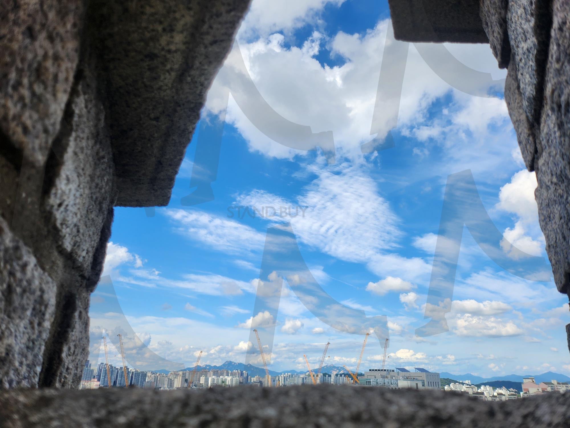 Naksan Park near Daehangno – Scenic Night View & Demon Hunters Vibes | naksan park, Daehangno, city wall trail, Demon Hunters, fantasy vibe, Korea travel, Seoul skyline, cultural street, k-pop, 낙산공원, 성곽 | 스탠바이 STANDBUY 디지털 콘텐츠