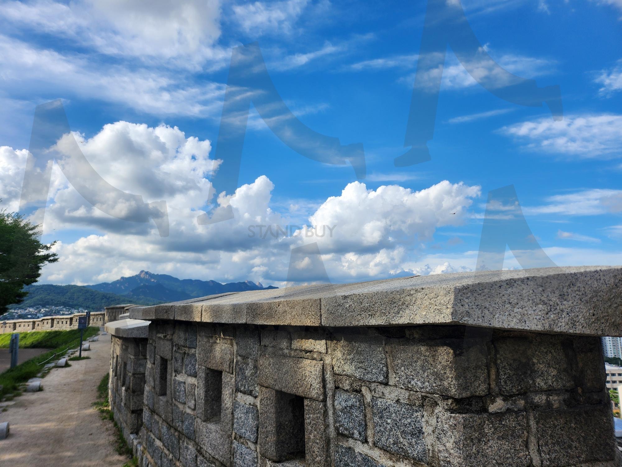 Naksan Park near Daehangno – Scenic Night View & Demon Hunters Vibes | naksan park, Daehangno, city wall trail, Demon Hunters, fantasy vibe, Korea travel, Seoul skyline, cultural street, k-pop, 낙산공원, 성곽 | 스탠바이 STANDBUY 디지털 콘텐츠