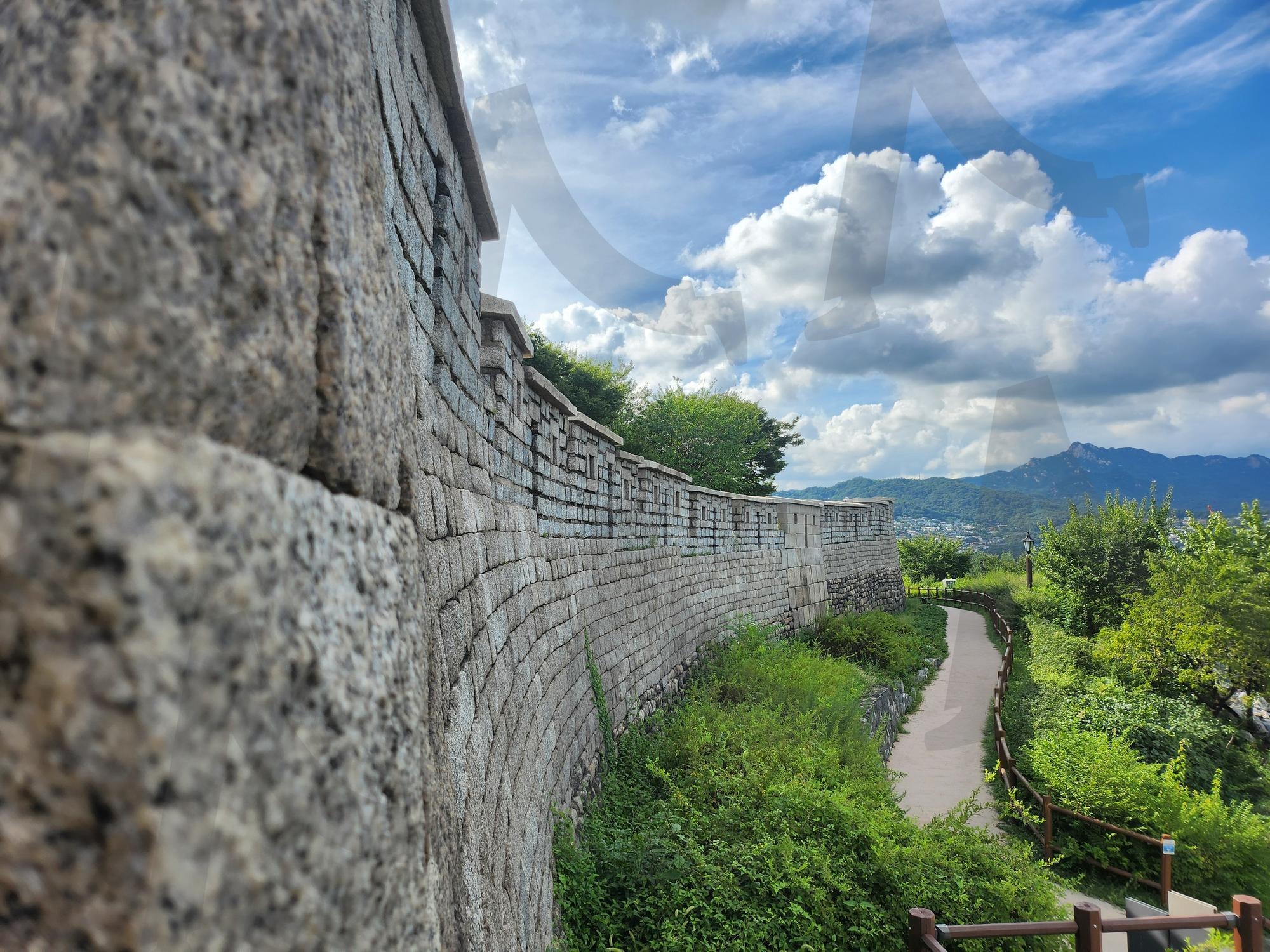 Naksan Park near Daehangno – Scenic Night View & Demon Hunters Vibes | naksan park, Daehangno, city wall trail, Demon Hunters, fantasy vibe, Korea travel, Seoul skyline, cultural street, k-pop, 낙산공원, 성곽 | 스탠바이 STANDBUY 디지털 콘텐츠