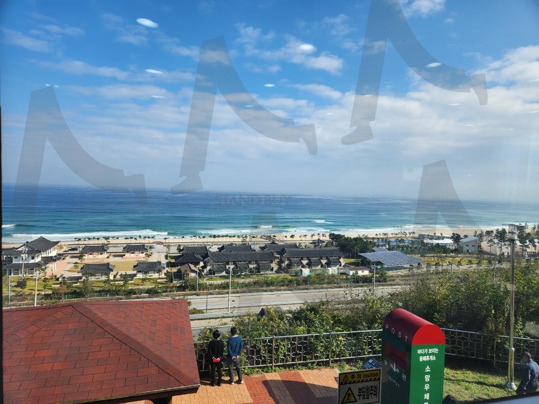동해휴게소에서 바라본 해수욕장 (Beach View from Donghae Rest Area) | 동해, 해수욕장, 한옥마을, 바다, 전통 건축, 한국 풍경, 여행, 여름, 힐링, Donghae, east sea, beach, Hanok Village, summer | 스탠바이 STANDBUY 디지털 콘텐츠
