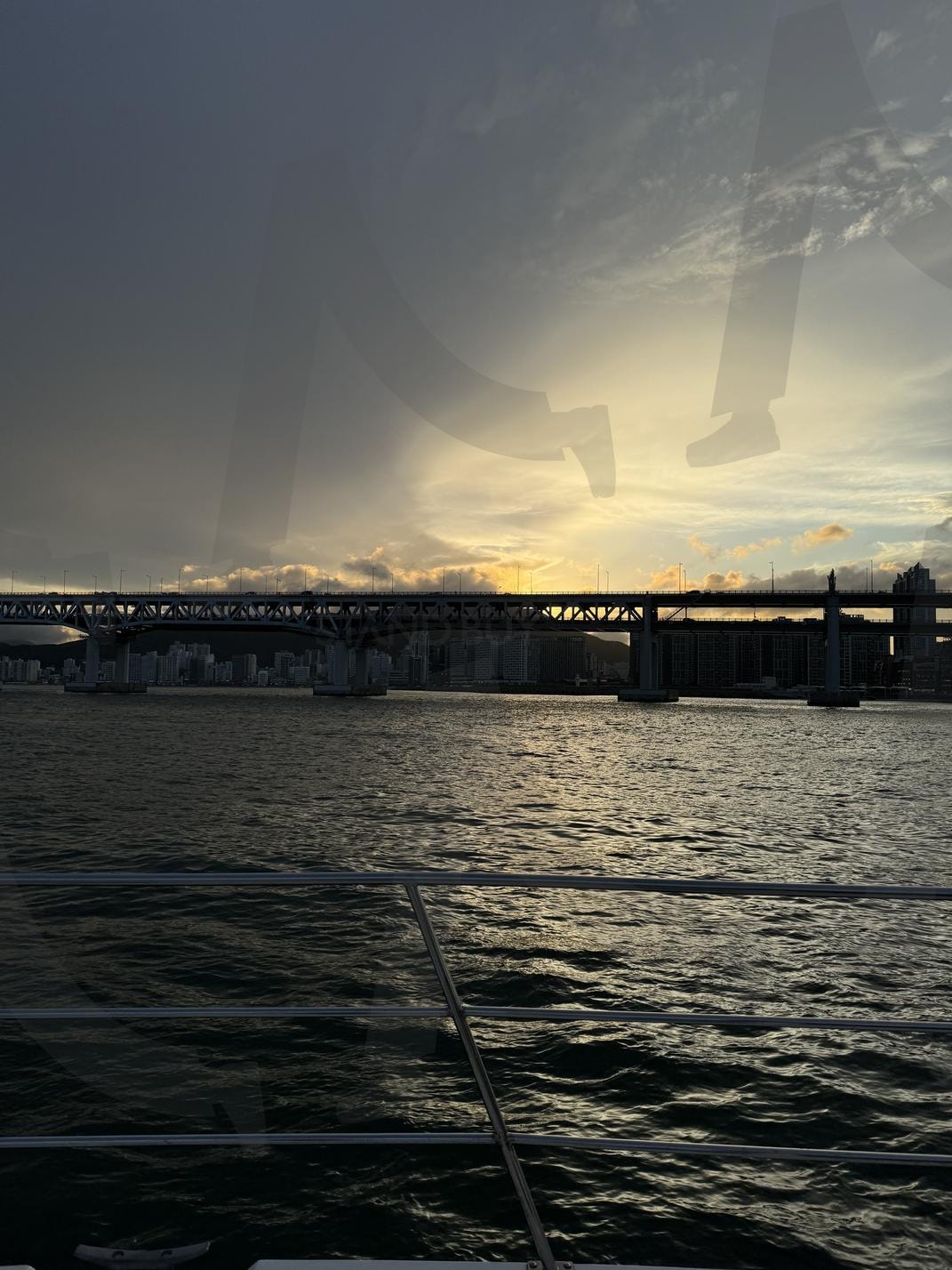 다리 위로 스며드는 골든 아워 | 노을, 골든아워, 다리뷰, 바다전망, 도시야경 | 스탠바이 STANDBUY 디지털 콘텐츠