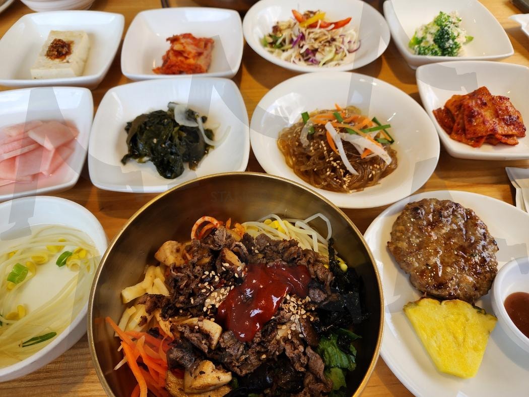 전주 한옥마을 맛있는 떡갈비, 비빔밥 | bibimbap, Korea’s Harmony in a Bowl, 비빔밥, 떡갈비, 전주 한옥마을 | 스탠바이 STANDBUY 디지털 콘텐츠