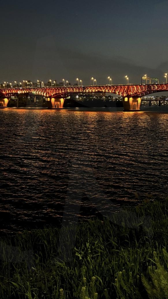 서울의 밤, 성수대교 위로 흐르는 빛 | 서울, 성수대교, 도심, 야경, 한강, 서울의 밤, 감성, 야경 명소, 야경 스냅 | 스탠바이 STANDBUY 디지털 콘텐츠