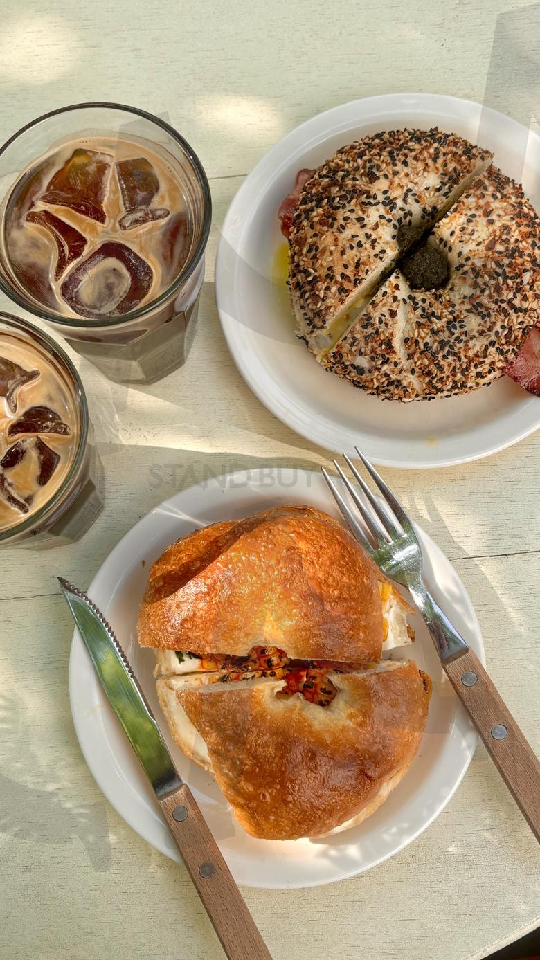 야외에서 즐기는 맛있는 베이글과 커피 | 카페, 감성 카페, 커피, 디저트, 베이글, 힐링, 햇살, 여유, 행복, 감성 | 스탠바이 STANDBUY 디지털 콘텐츠