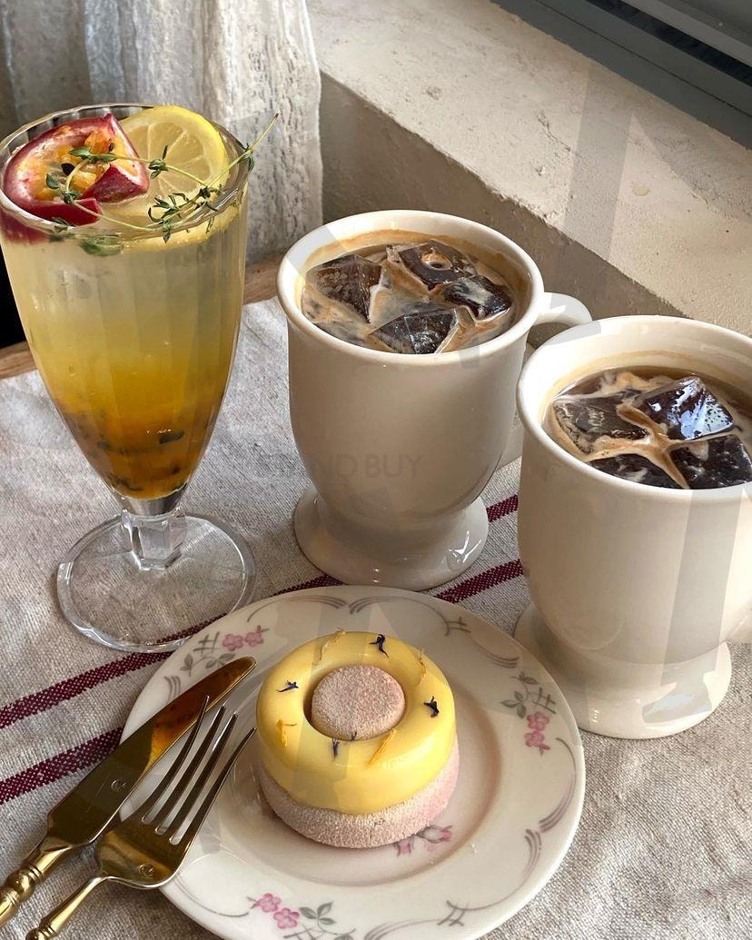 평화롭고 포근한 분위기의 카페, 달콤한 디저트와 커피 | 카페, 감성 카페, 커피, 달콤한 디저트, 포근한 분위기, 평화로움, 따뜻한 햇살, 주말, 일상, 행복 | 스탠바이 STANDBUY 디지털 콘텐츠