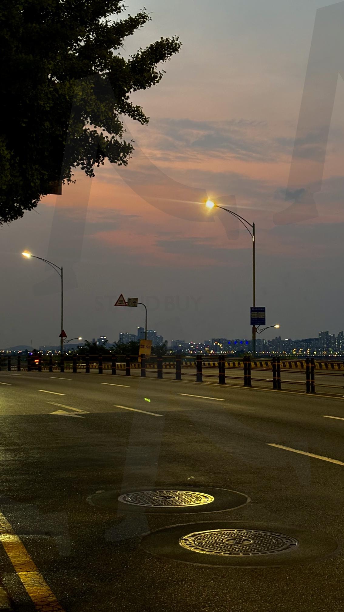 고요하고 한적한 서울의 도로, 아름다운 일몰 | 서울, 서울의 도로, 노을, 아름다운 노을, 일몰, 야경, 산책, 황홀, 시원함, 하늘 | 스탠바이 STANDBUY 디지털 콘텐츠