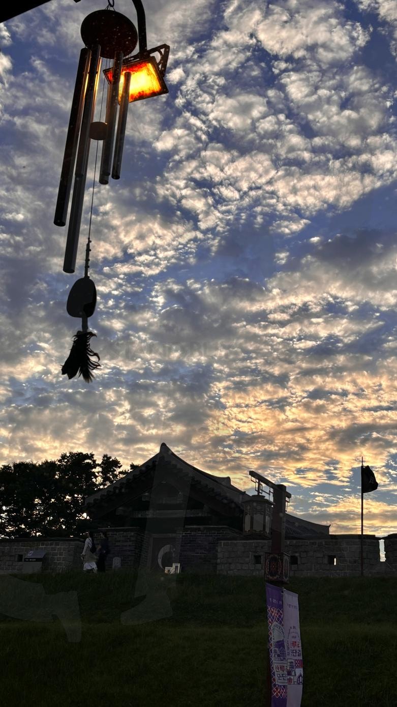 행궁동의 하늘과 고즈넉한 성곽 | 행궁동, 노을, 하늘, 아름다운 하늘, 여름 하늘, 구름, 여름의 소리, 살랑이는 바람, 감성 | 스탠바이 STANDBUY 디지털 콘텐츠