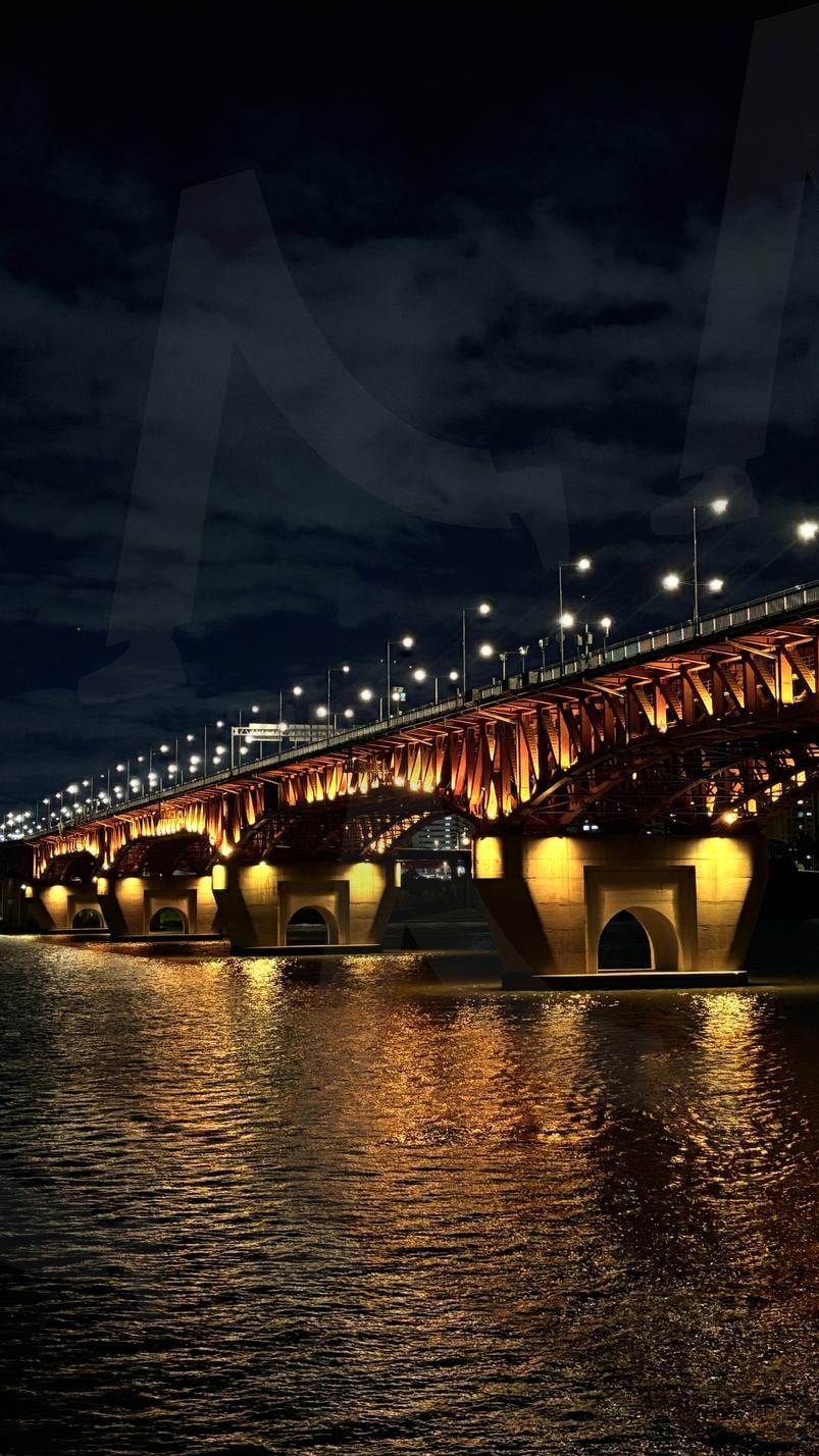 서울의 밤, 성수대교 위로 흐르는 빛 (2) | 서울, 성수대교, 도심, 야경, 한강, 서울의 밤, 감성, 야경 명소, 야경 스냅 | 스탠바이 STANDBUY 디지털 콘텐츠