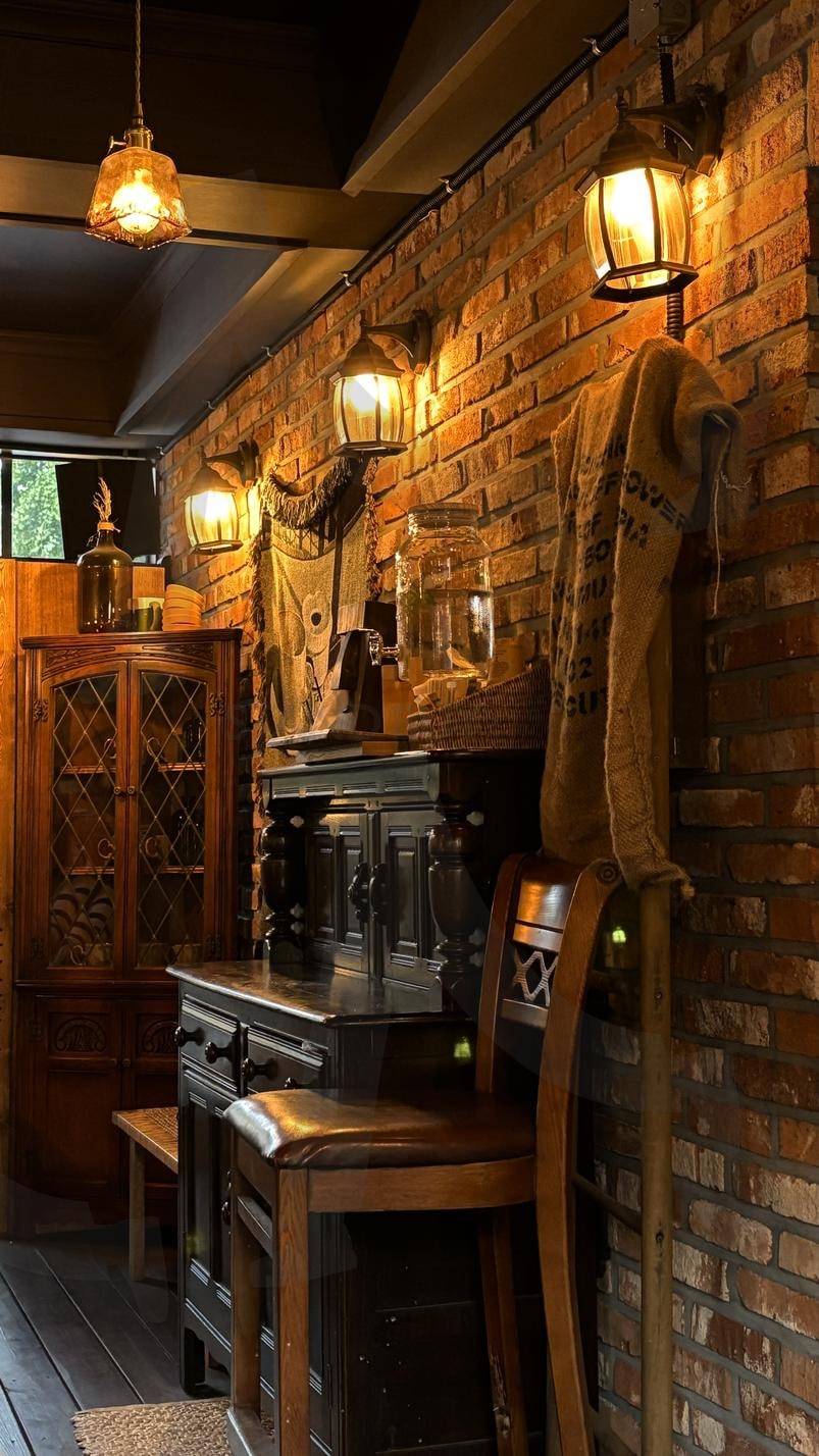 포근하고 편안한 카페 분위기 (1) | 카페, 감성카페, 포근한 분위기, 편안함, 커피, 원두 향, 따뜻함, 은은한 조명 | 스탠바이 STANDBUY 디지털 콘텐츠