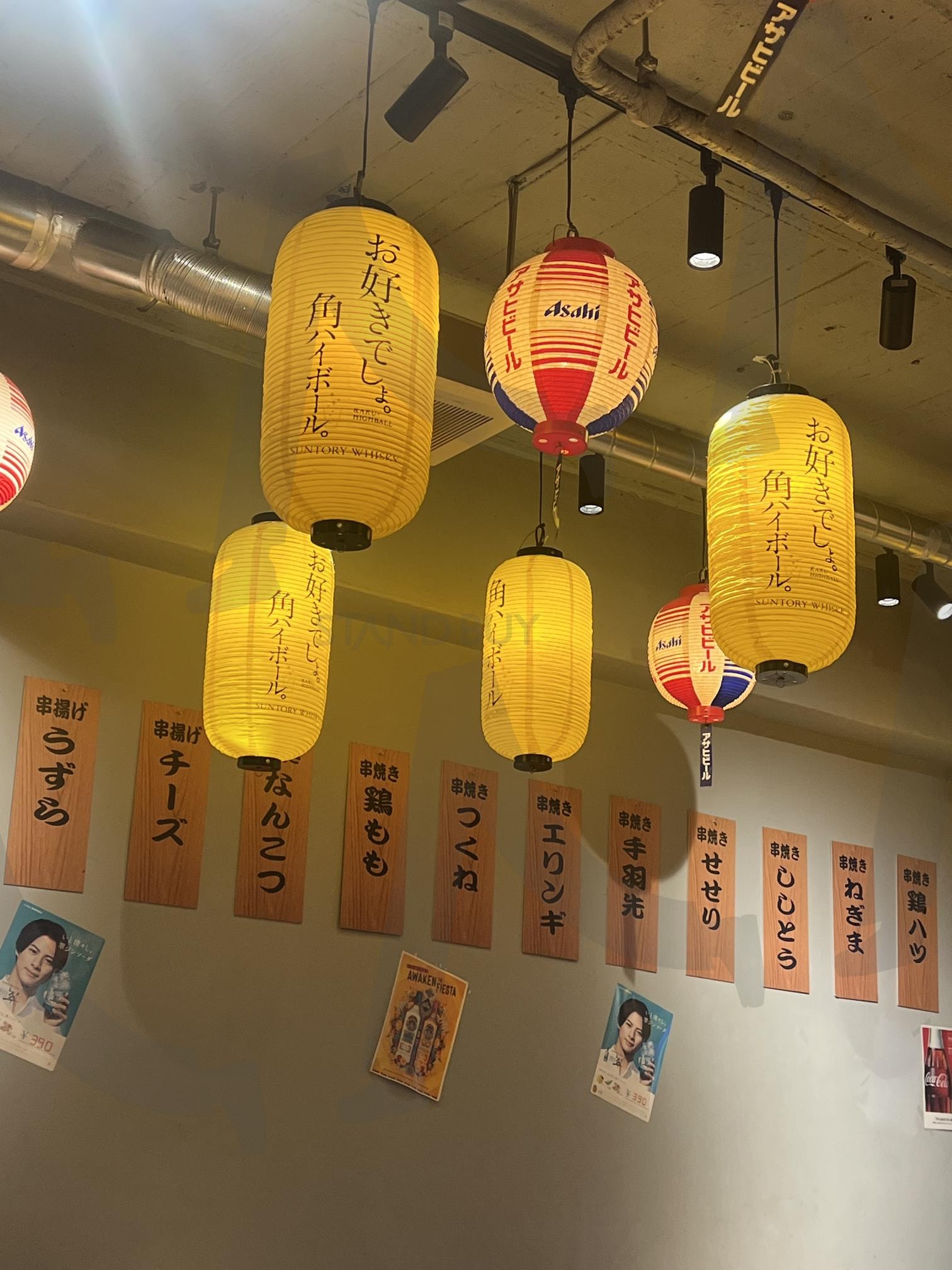“노란 등불 아래, 오늘 밤은 조금 더 천천히 흐른다.” | 이자카야, 일본, 술, 술집, 사케, 연등, 밤 | 스탠바이 STANDBUY 디지털 콘텐츠