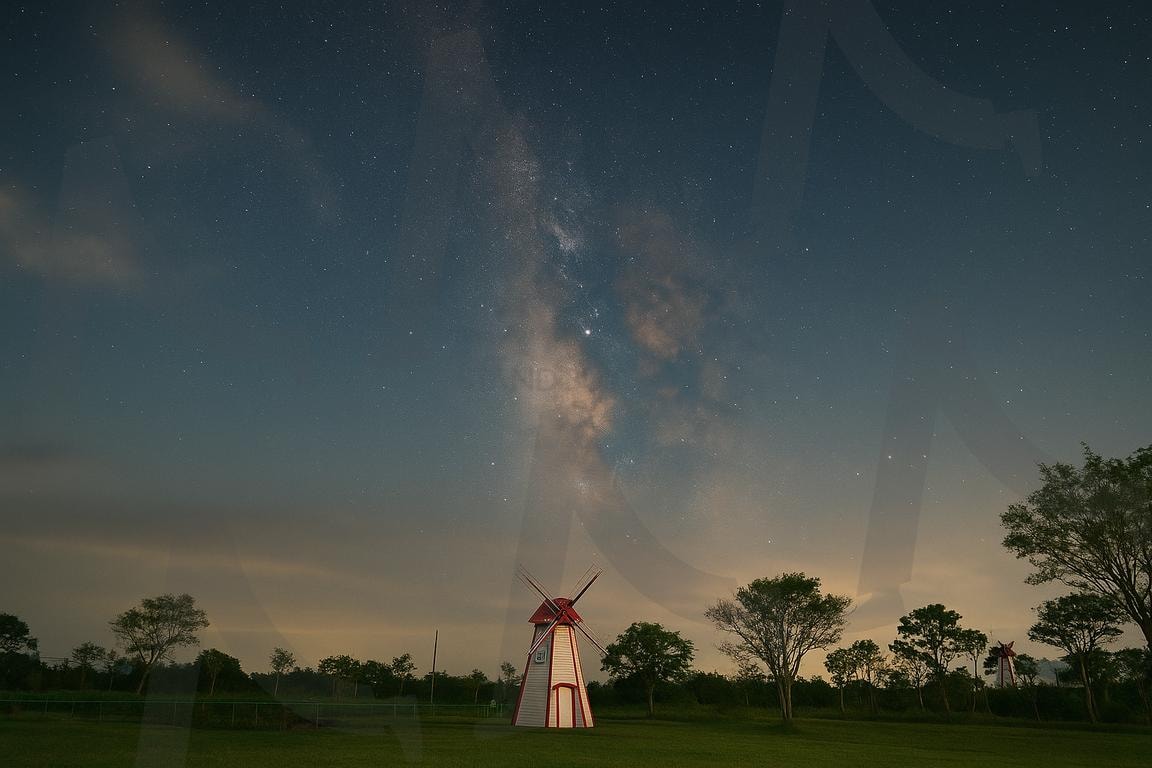 “별빛 아래 서 있는 바람개비” | 풍차, 별, 하늘, 밤, 밤하늘, 나무, 노을, 세상, 아름다움, 바람개비, 은하수 | 스탠바이 STANDBUY 디지털 콘텐츠