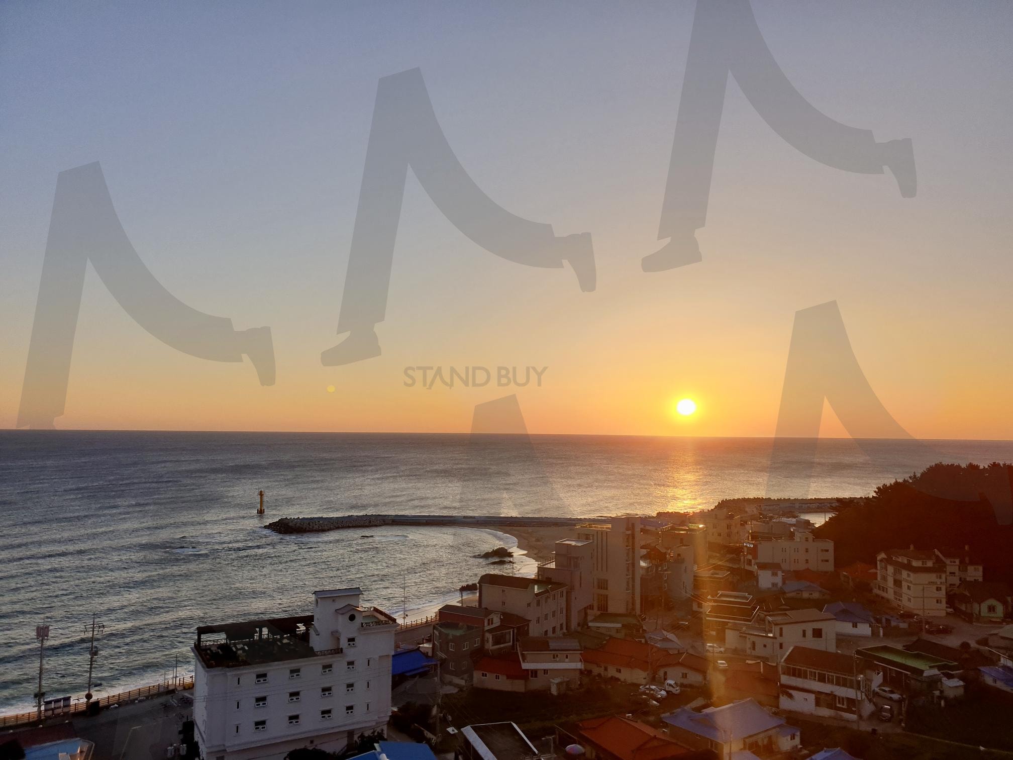 바닷가 마을의 일출 풍경 | 일출, 바다 풍경, 수평선, 해안도시, 아침 햇살, 여행지, 자연 풍경, 감성 사진, 해돋이, 희망적인 분위기 | 스탠바이 STANDBUY 디지털 콘텐츠