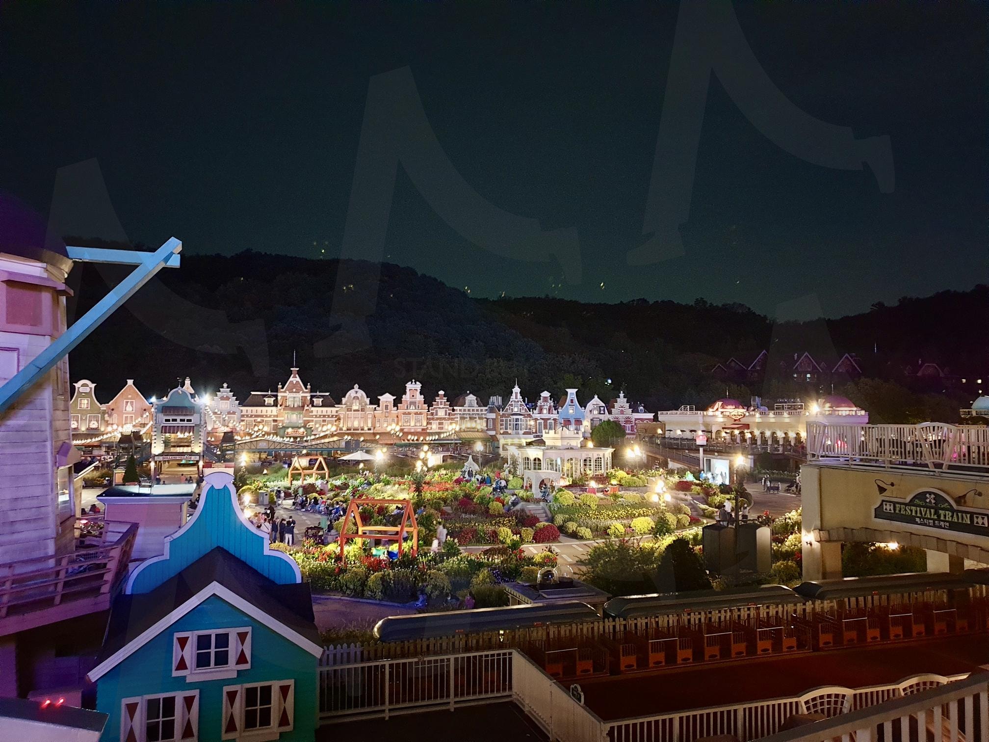 놀이공원의 야경 | 야경, 테마파크, 놀이공원, 축제 분위기, 불빛, 화려한 정원, 여행, 감성사진, 빛나는 밤, 동화같은 풍경 | 스탠바이 STANDBUY 디지털 콘텐츠