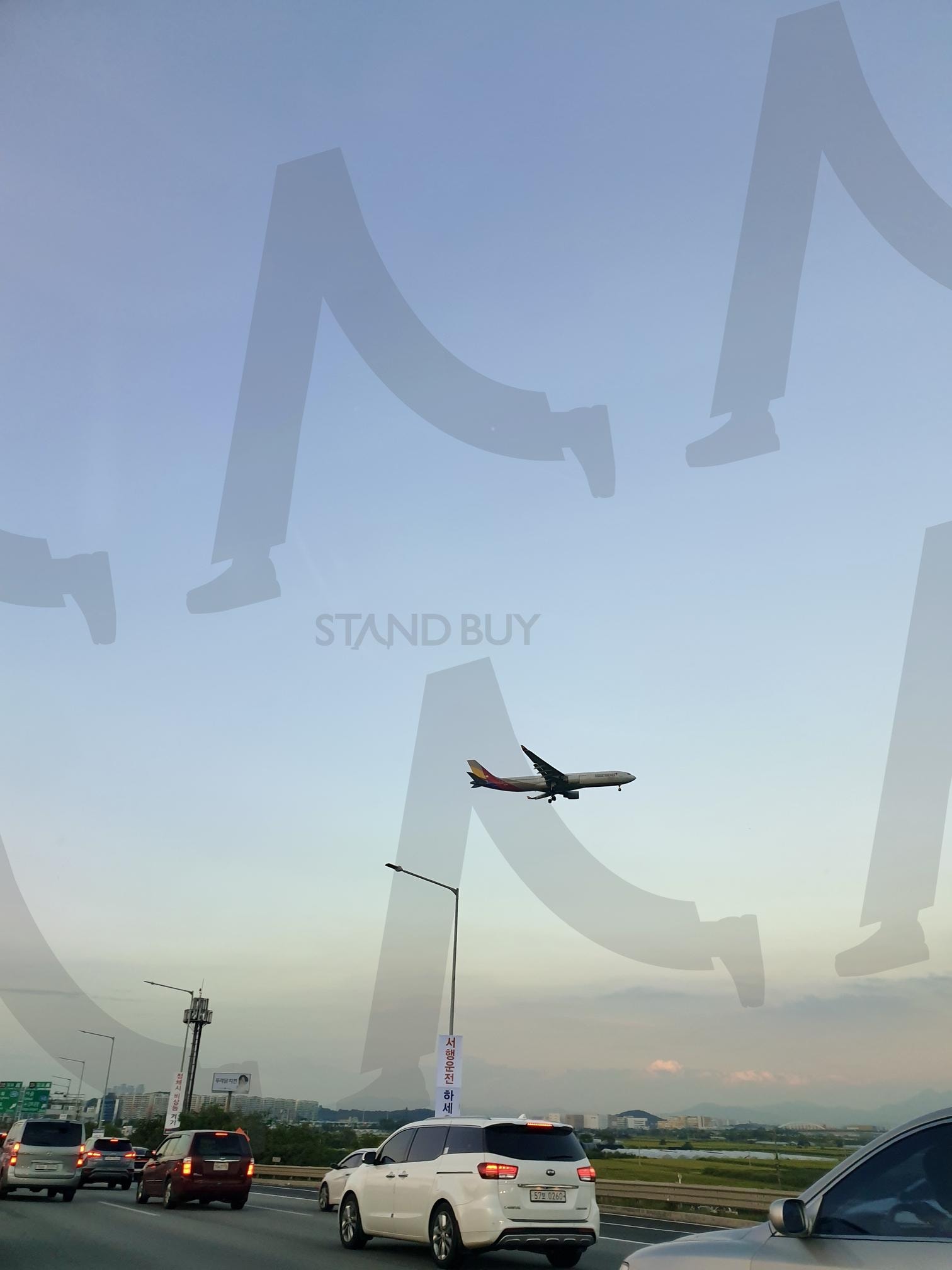 저녁 하늘을 스치는 비행기 | 비행기, 저녁하늘, 이륙, 공항 근처, 여행 시작, 도시 일상, 교통, 하늘과 땅 | 스탠바이 STANDBUY 디지털 콘텐츠