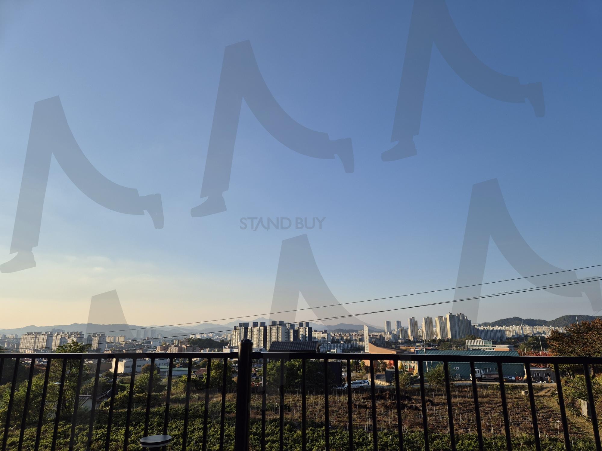 맑고 청명한 가을 하늘 아래 도시 풍경 | 가을하늘, 도시풍경, 맑은날씨, 아파트전경, 평화로운시간, 자연과도시, 청명한하늘, 힐링풍경, 일상속여유, 도시자연, 풍경사진 | 스탠바이 STANDBUY 디지털 콘텐츠