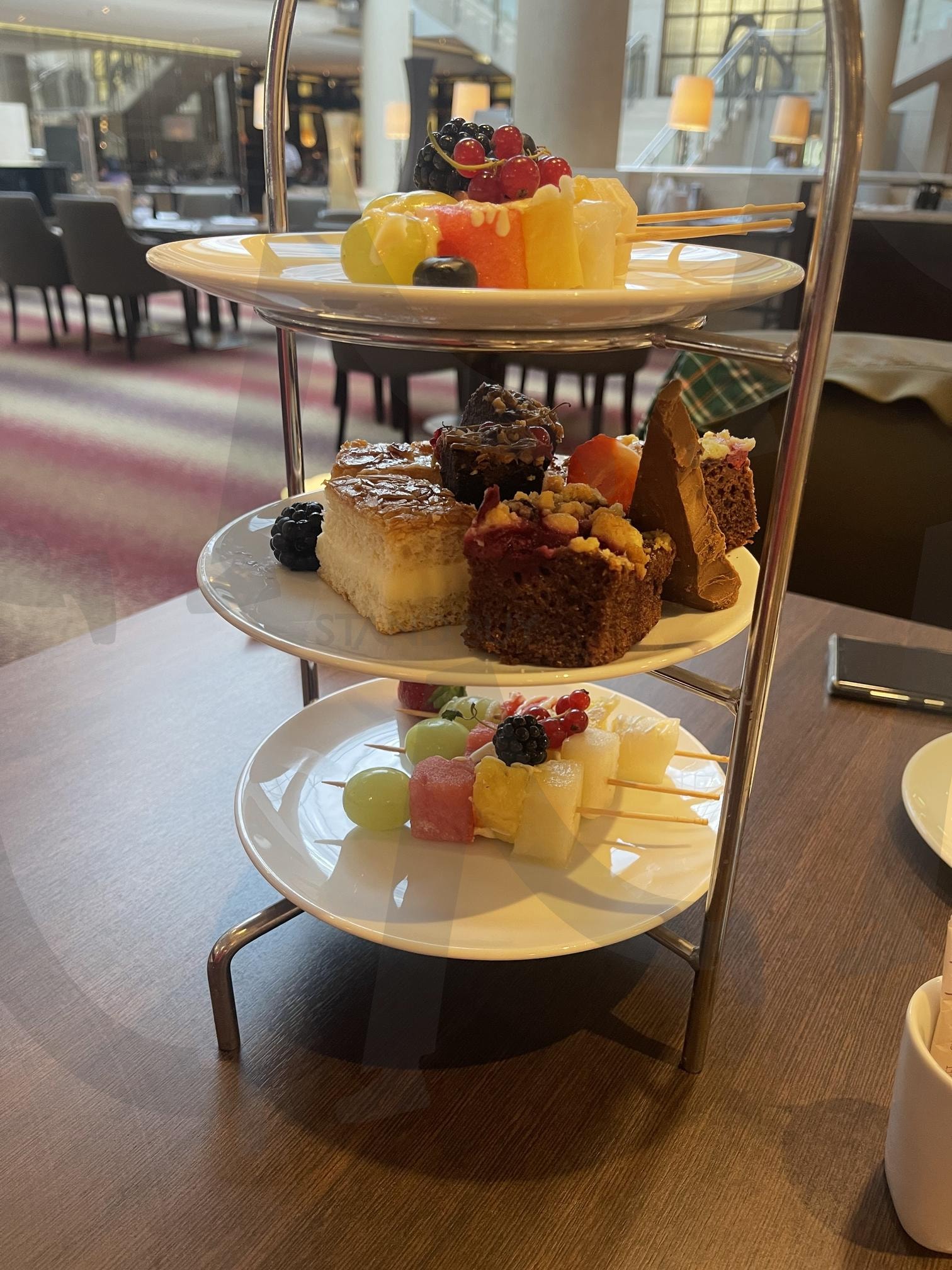 베를린 힐튼호텔 | 수분없는케이크, 힐튼, 브런치, 이돈주고?, 과일 | 스탠바이 STANDBUY 디지털 콘텐츠