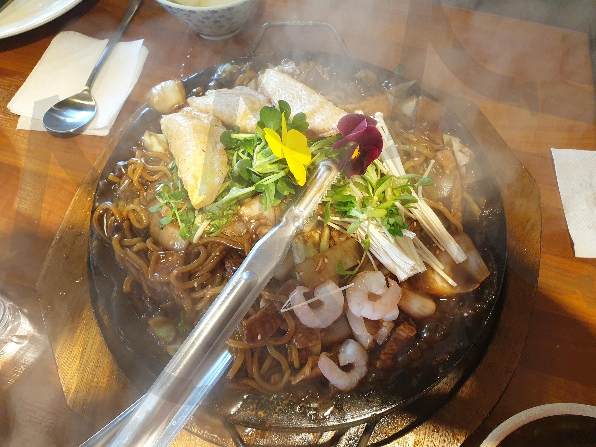 군산 물짜장 | 물짜장, 군만두, 새우, 식용꽃, 야채 | 스탠바이 STANDBUY 디지털 콘텐츠