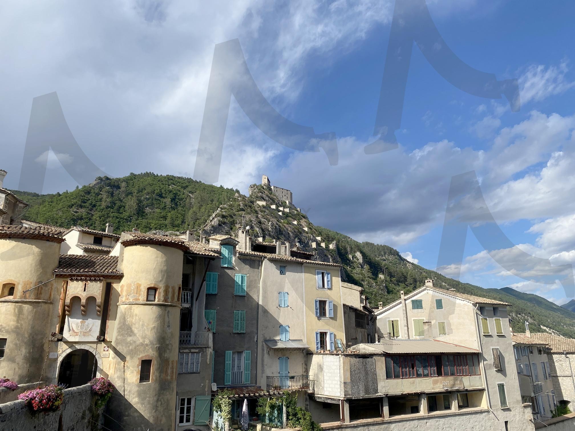 프랑스 앙트레보 성채와 중세 마을 전경 | Entrevaux, Citadel of Entrevaux, 프랑스 중세 마을 (Medieval French Village), 요새 도시 (Fortified Town), 성곽 (Fortress), 산악 마을 (Mountain Village) | 스탠바이 STANDBUY 디지털 콘텐츠