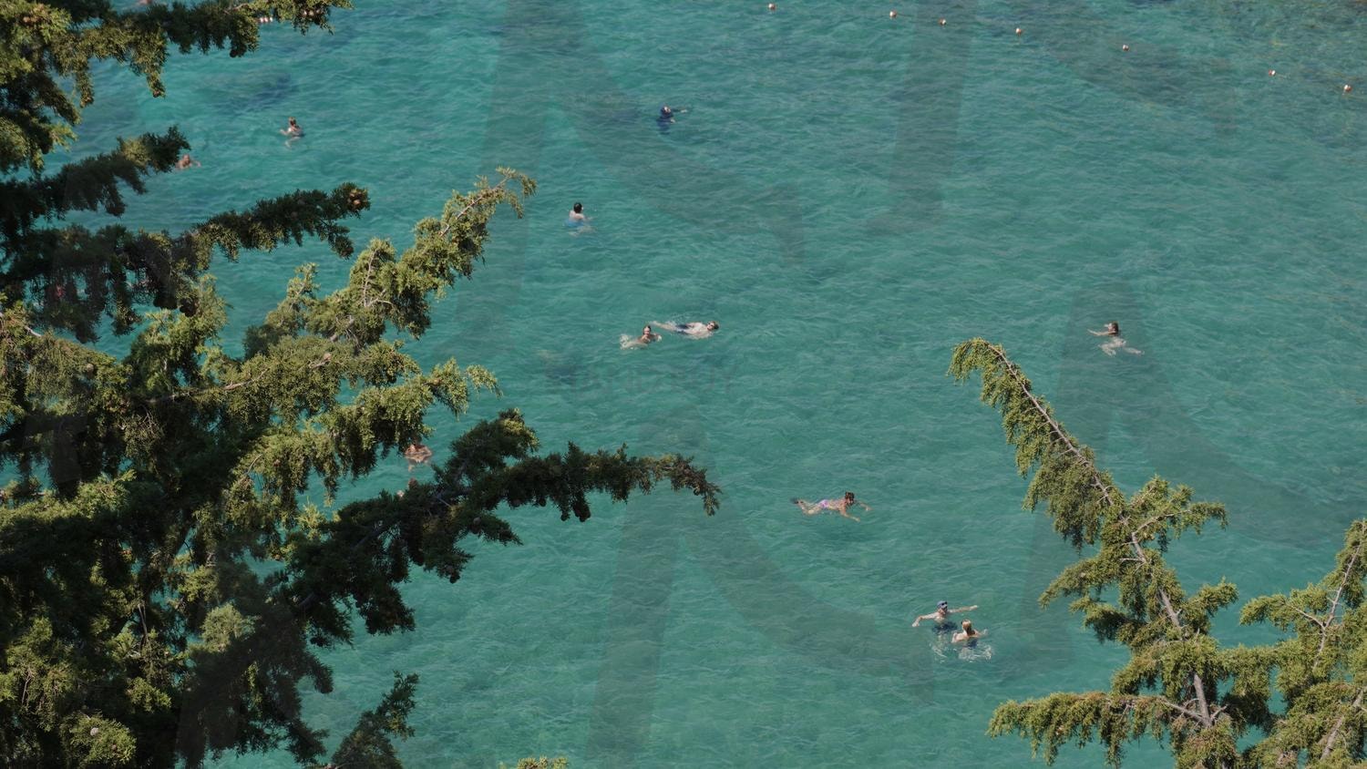 Swimming in Emerald Waters | turquoise, 청록빛, 에메랄드, Dancing in Turquoise, floating, Drift, emerald, 에메랄드빛, 바다, 해변 | 스탠바이 STANDBUY 디지털 콘텐츠