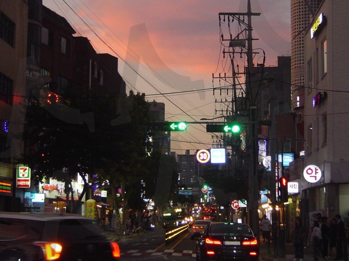 성신여대로 가는 길 On my way to Sungshin Women's University | 성신여대, 성신여자대학교, 해질녘, 핑크색구름, Sony dsc p-8, sunset, traffic light, 신호등 | 스탠바이 STANDBUY 디지털 콘텐츠