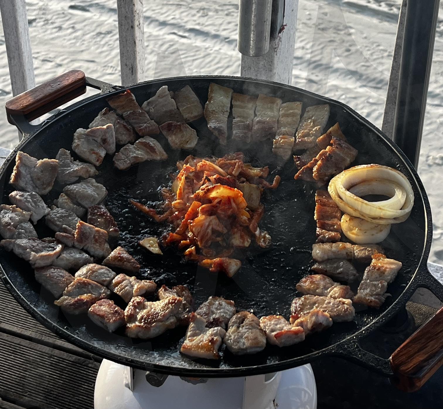 군침 폭발! 솥단지 위 육즙 가득 고기 | 솥단지고기, 육즙가득고기, 요리이미지, 고기사진, SNS음식이미지 | 스탠바이 STANDBUY 디지털 콘텐츠