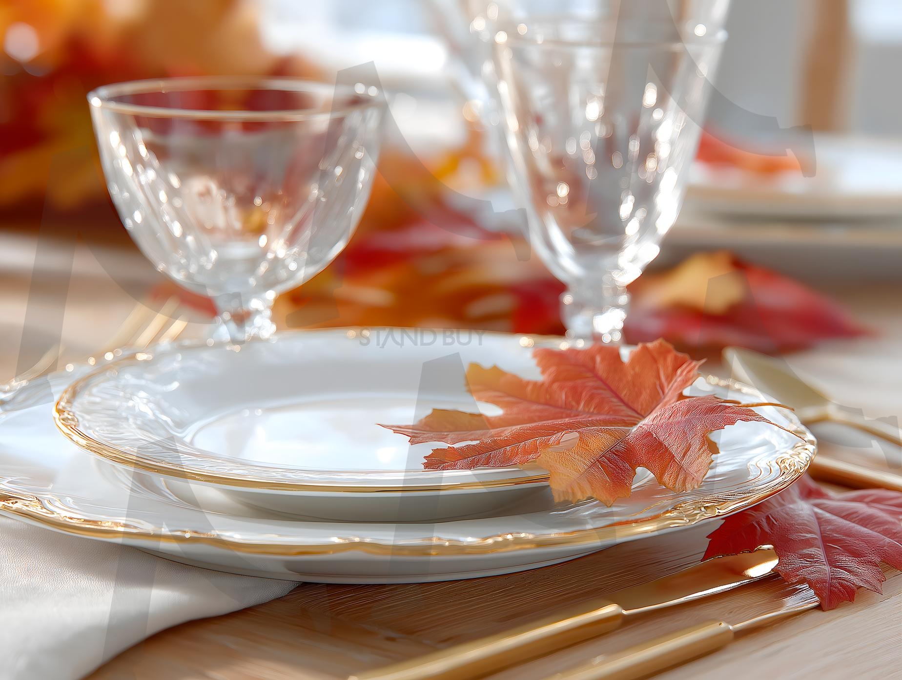 고급 도자기, 황금빛 식기, 단풍잎 장식으로 꾸민 고급스러운 추수감사절 테이블 | 추수감사절, 음식, 기념일, 가을, 단풍잎, 접시, 고급스러움, 아름다움, 명절, 축제, ai | 스탠바이 STANDBUY 디지털 콘텐츠