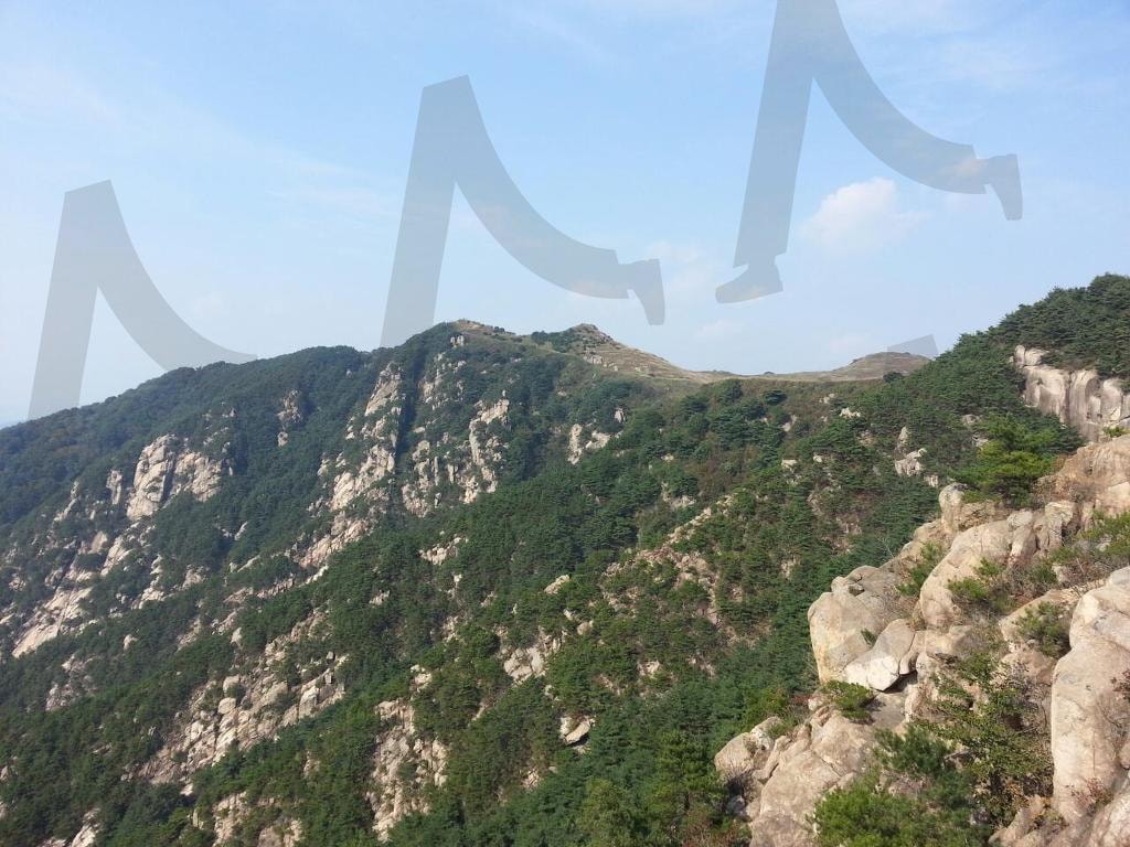 화왕산 암릉과 능선 전경 – 푸른 숲과 바위 절경 | 화왕산, 암릉, 능선길, 힐링여행, 가을산, 바위산, 전경 | 스탠바이 STANDBUY 디지털 콘텐츠