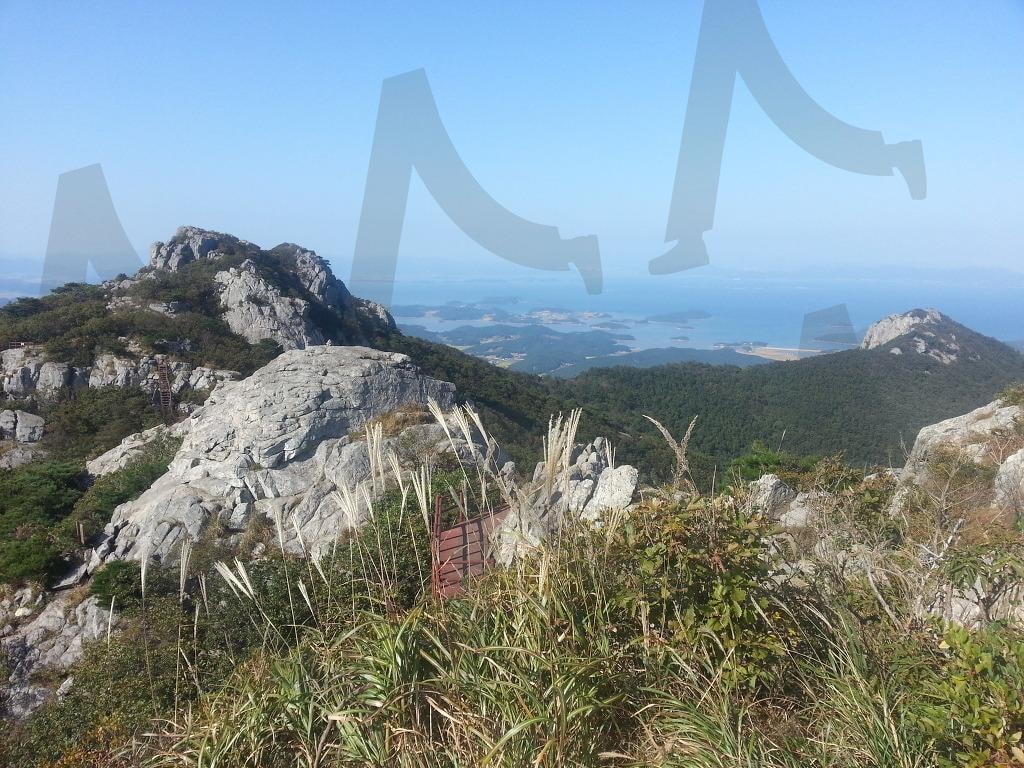 팔영산 정상부에서 내려다본 해안선과 섬 풍경 | 팔영산, 고흥, 8봉, 남해전망, 자연풍경, 남해안, 대한민국산, 풍경사진, 힐링여행, 남해풍경 | 스탠바이 STANDBUY 디지털 콘텐츠