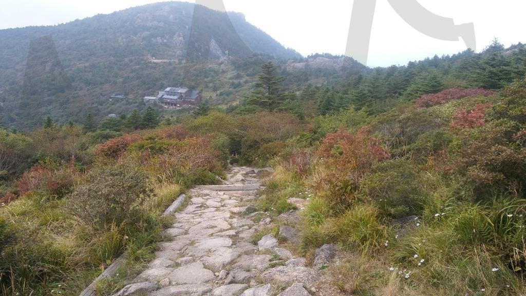 지리산 세석대피소 전경 – 가을 능선길에서 내려다본 풍경 | 지리산, 세석대피소, 세석평전, 지리산종주, 능선길, 자연풍경, 가을산 | 스탠바이 STANDBUY 디지털 콘텐츠