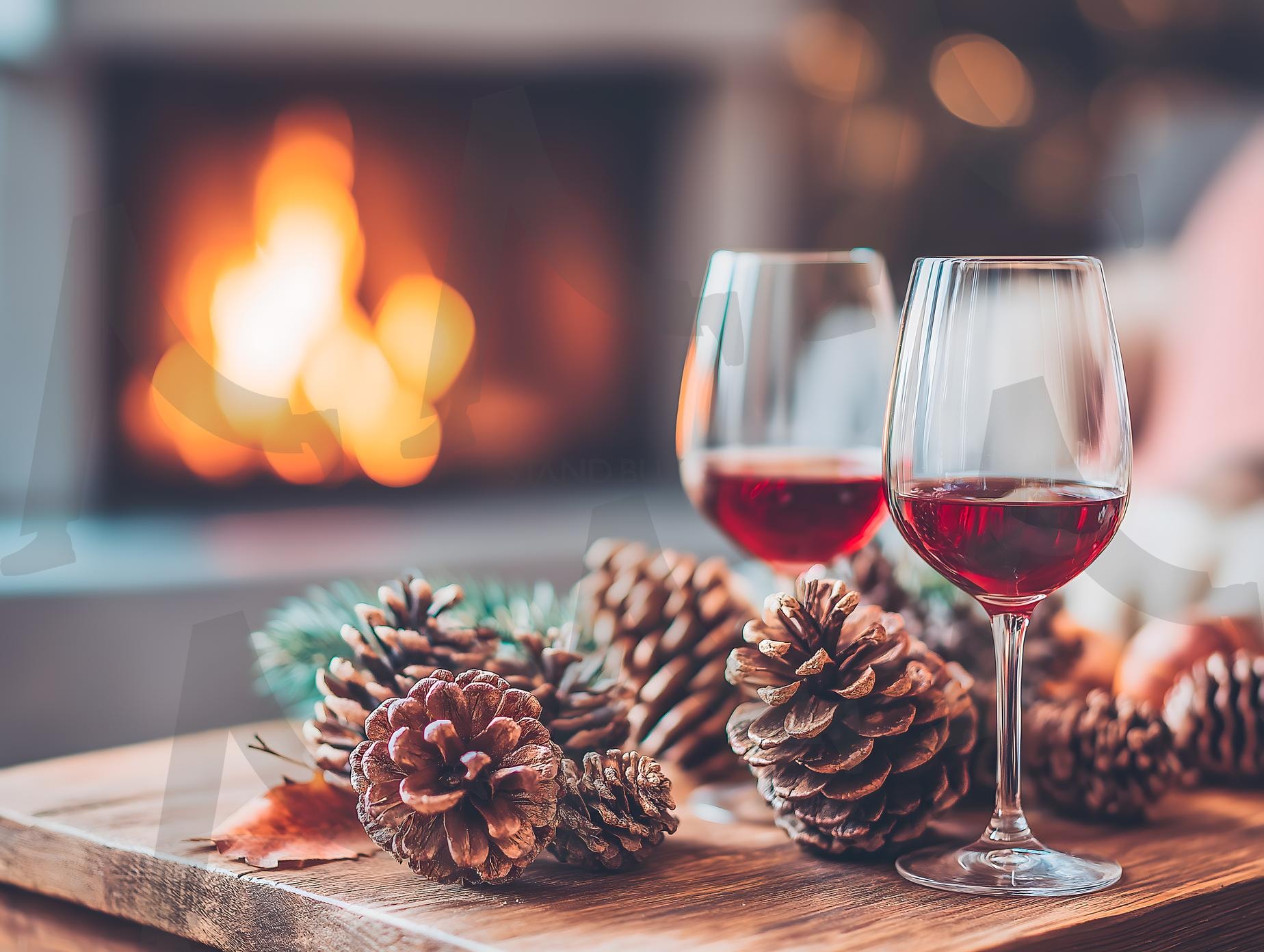 벽난로 옆 나무 테이블 위의 레드 와인잔, 아늑한 추수감사절 저녁 | 추수감사절, 음식, 음료, 술, 와인, 기념일, 가을, 벽난로, 솔방울, 장식, ai | 스탠바이 STANDBUY 디지털 콘텐츠