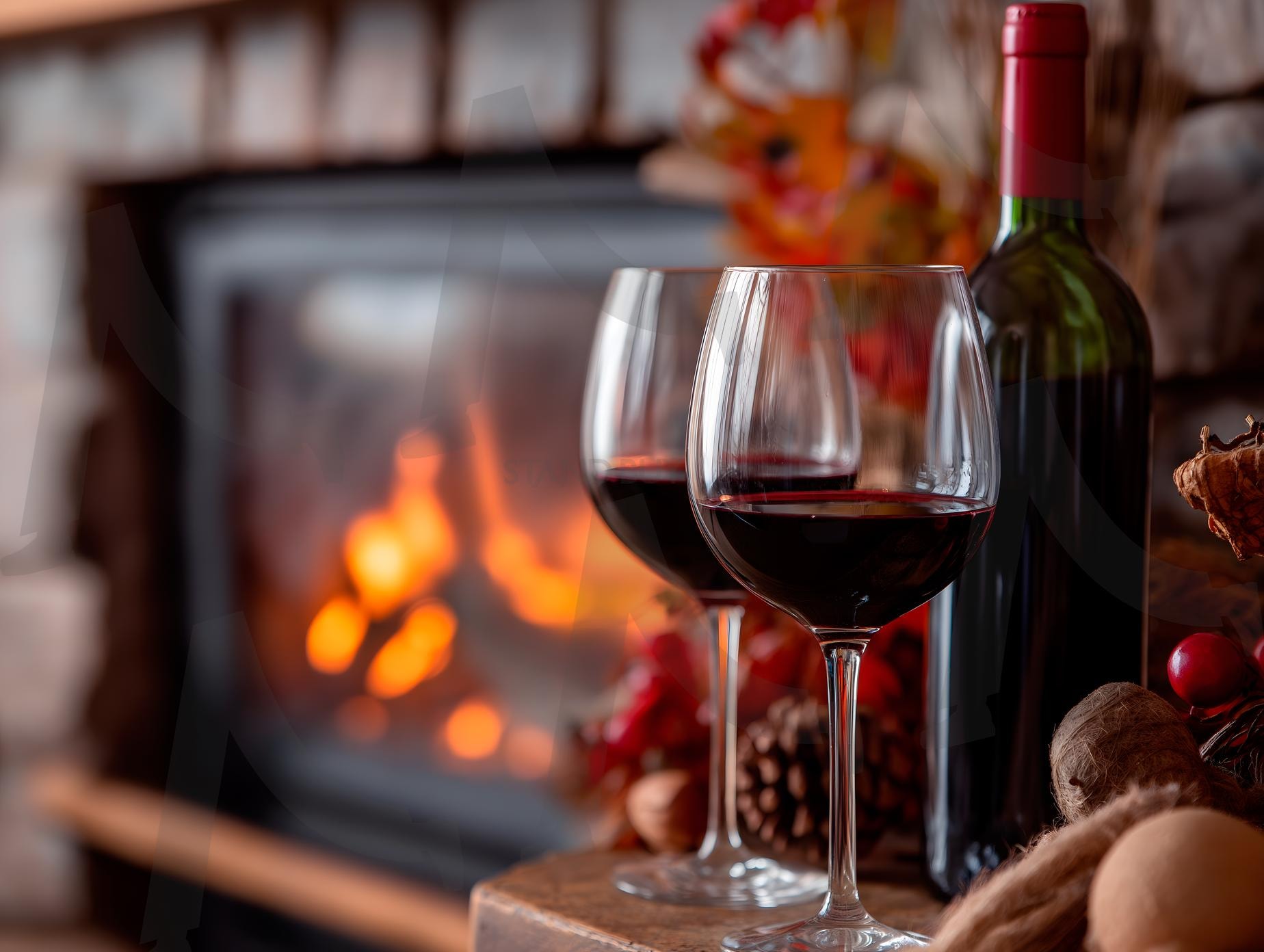 벽난로 옆 나무 테이블 위의 레드 와인잔, 아늑한 추수감사절 저녁 | 추수감사절, 음식, 음료, 술, 와인, 가을, 벽난로, 따뜻한, 단풍, 축제, ai | 스탠바이 STANDBUY 디지털 콘텐츠