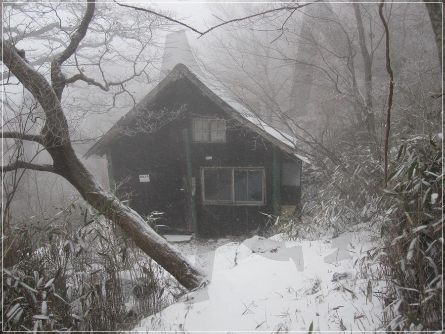 "지리산 왕시루봉, 새해 첫날 설경 (2012.01.01)" | 왕시루봉, 지리산, 설경, 겨울산행, 겨울풍경, 산속오두막, 오두막 | 스탠바이 STANDBUY 디지털 콘텐츠
