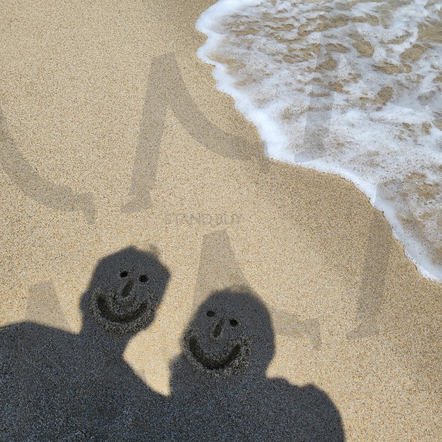 모래사장 위의 미소 | 바다, 모래사장, 파도, 그림자, 웃는얼굴, 미소, 행복, 여행, 추억, 여유, 힐링, 감성, 여름 | 스탠바이 STANDBUY 디지털 콘텐츠