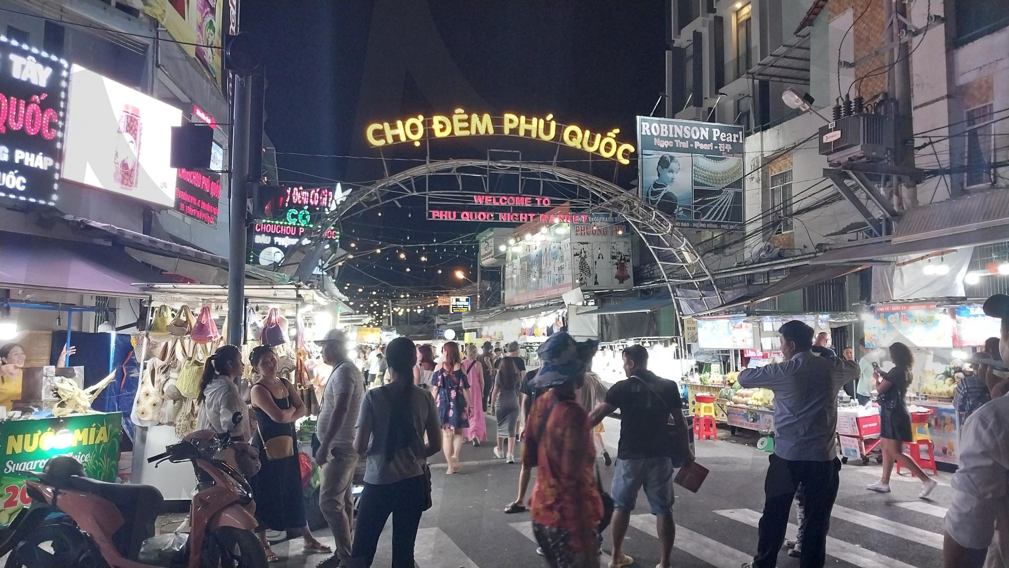 베트남 푸꾸옥 야시장(Phu Quoc Night Merket) | 푸꾸옥 야시장 (Phu Quoc Night Market), 베트남 야시장 (Vietnam Night Market), 현지 거리음식 (Local Street Food), 해산물 요리 (Seafood Cuisine), 푸꾸옥 여행 (Phu Quoc Travel), 야경 사진 (Night Photography), 푸꾸옥 먹거리 (Phu Quoc Food) | 스탠바이 STANDBUY 디지털 콘텐츠