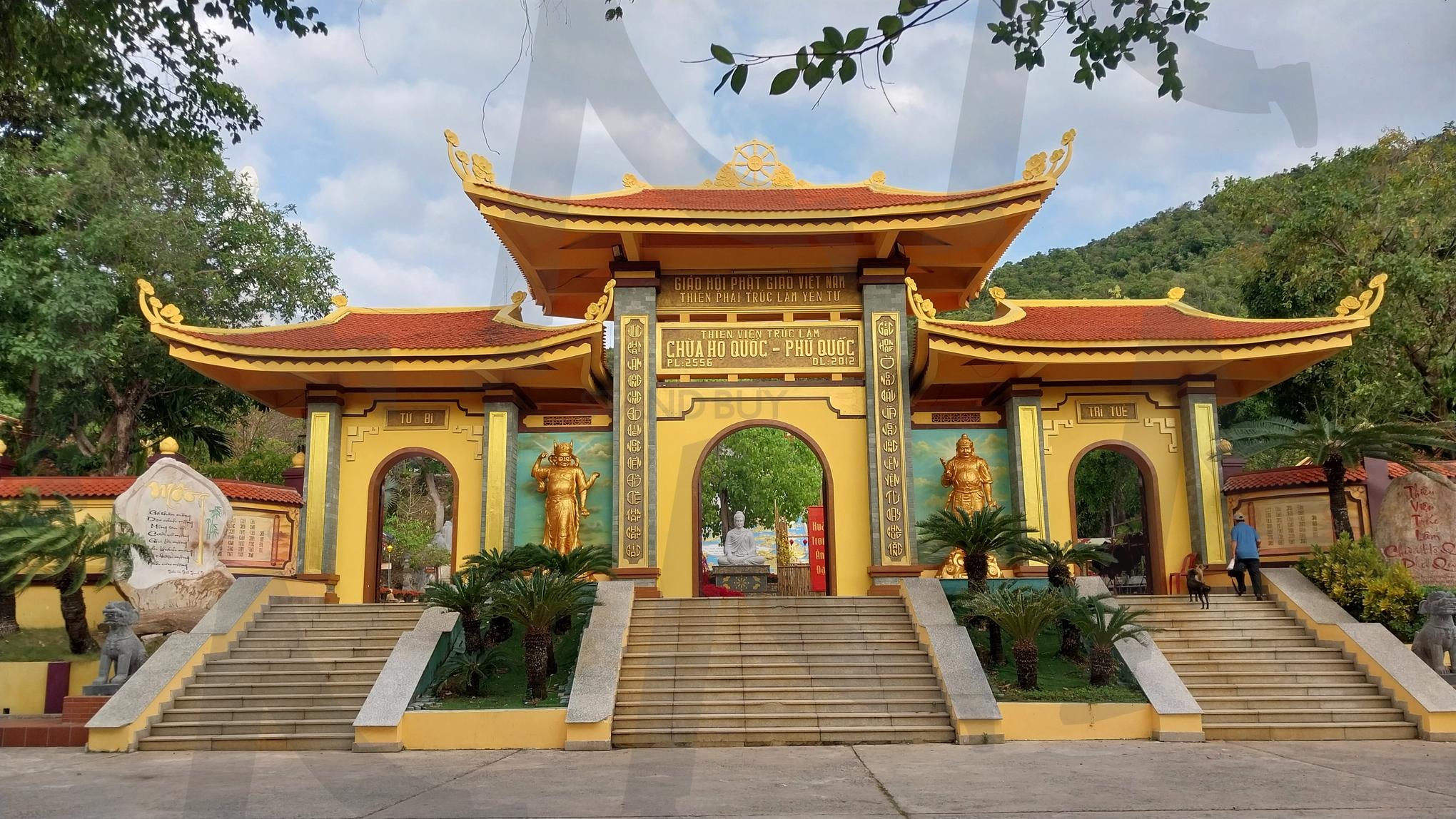 베트남 푸꾸옥 호국사 | 푸꾸옥 호국사 (Ho Quoc Temple Phu Quoc), 베트남 사찰 (Vietnam Buddhist Temple), 푸꾸옥 명소 (Phu Quoc Attraction), 해안 사찰 (Coastal Temple), 불교 건축미 (Buddhist Architecture), 바다 전망 사찰 (Temple with Sea View), 푸꾸옥 여행 (Phu Quoc Travel), 베트남 불교문화 (Vietnam Buddhist Culture), 영적 명소 (Spiritual Destination), 푸꾸옥 관광지 (Phu Quoc Tourist Spot) | 스탠바이 STANDBUY 디지털 콘텐츠