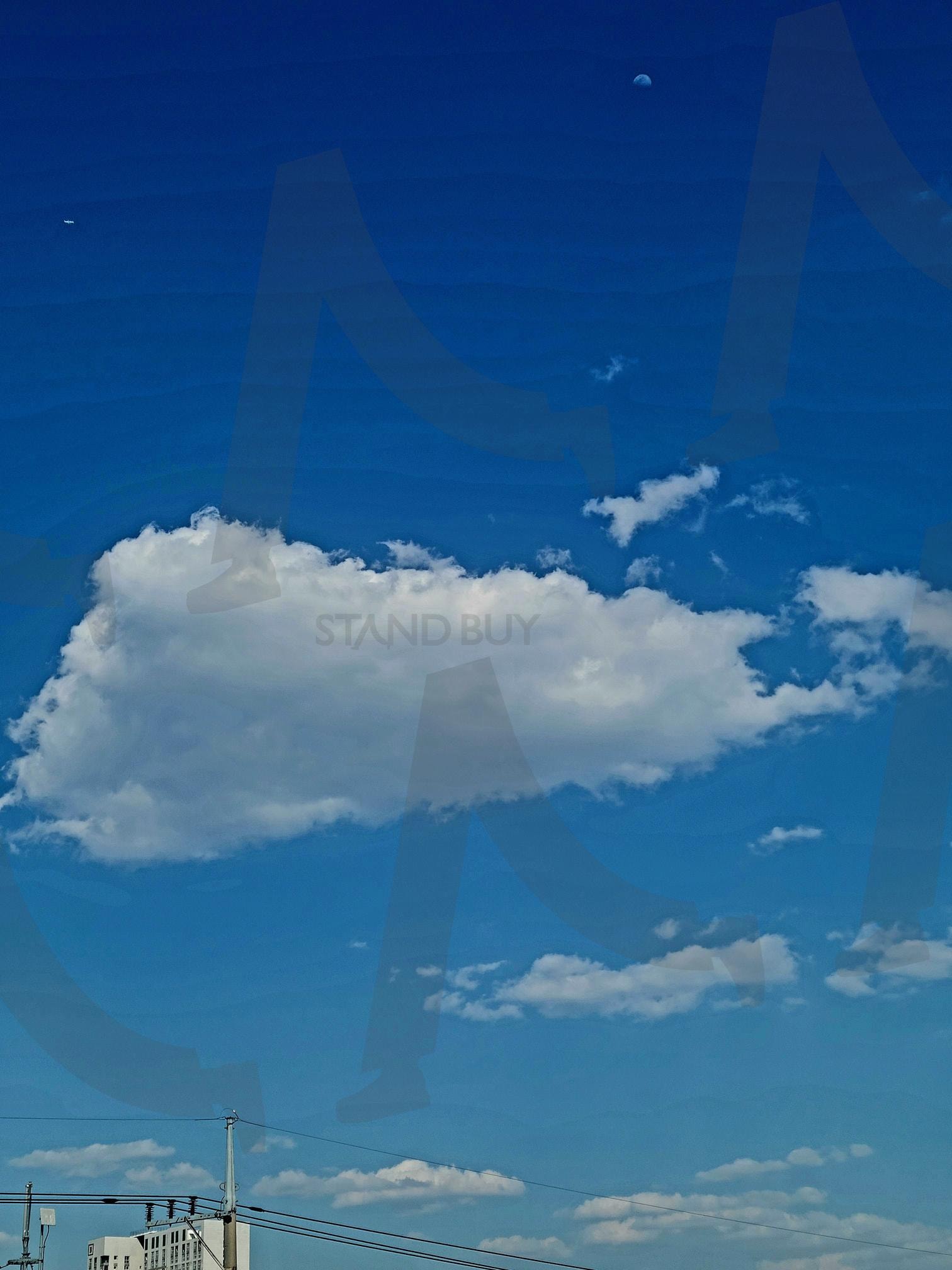 낮달 아래 구름의 산책 | 하늘, 낮달, 구름, 푸른색, 풍경사진, 감성사진, 도시풍경, 일상속자연, 평온함, 여유 | 스탠바이 STANDBUY 디지털 콘텐츠