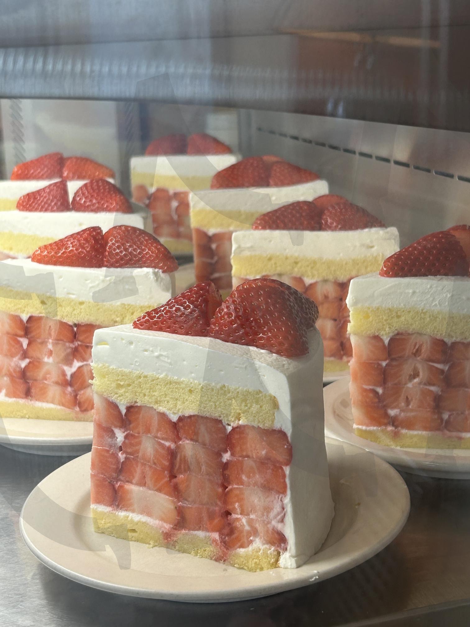 영롱한 딸기케이 | 딸기케이크, 디저트추천, 케이크맛집, 베이커리투어, 케이크러버 | 스탠바이 STANDBUY 디지털 콘텐츠