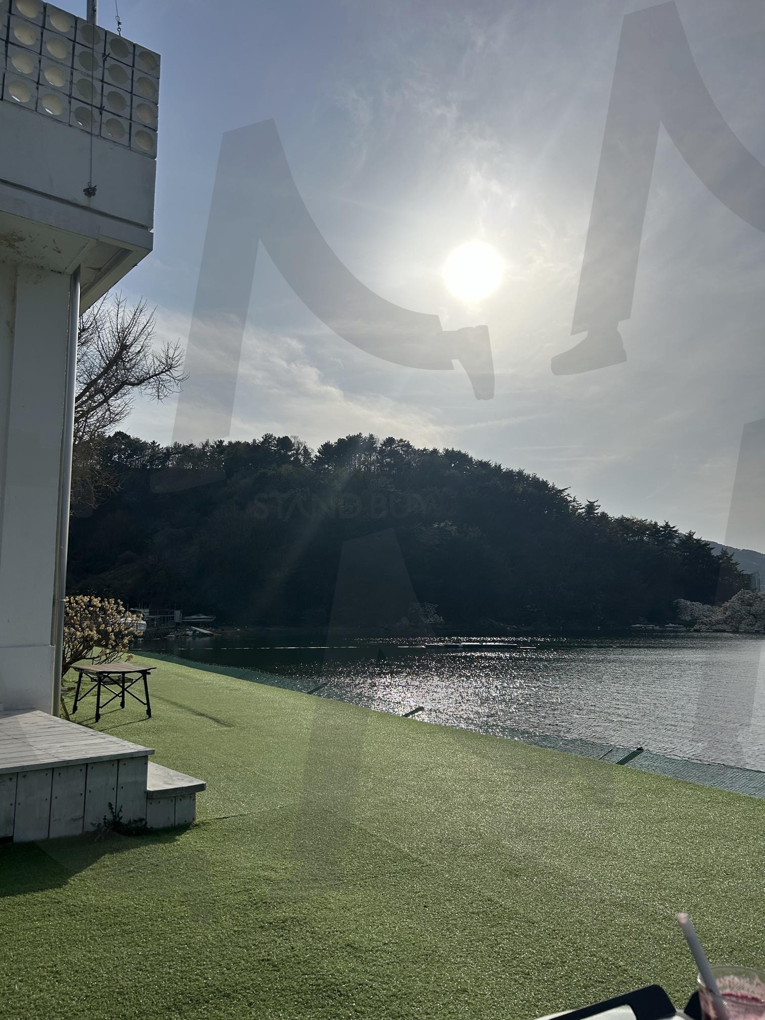 호수 따라 걷는 산책 시간 | 산책코스, 힐링장소, 호수뷰, 주말산책, 자연기록 | 스탠바이 STANDBUY 디지털 콘텐츠