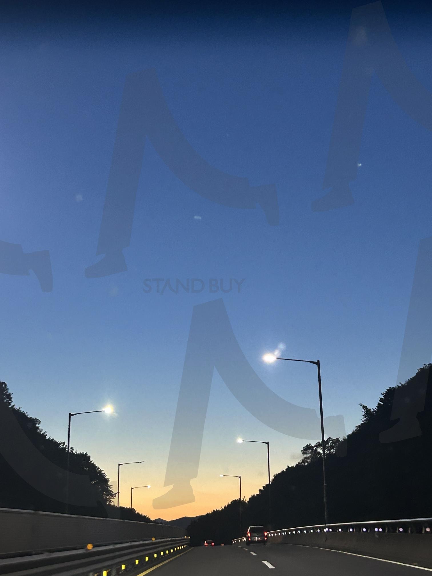 저녁 하늘과 가로등 | 저녁풍경, 하늘기록, 산책스냅, 일상분위기, 감성사진 | 스탠바이 STANDBUY 디지털 콘텐츠