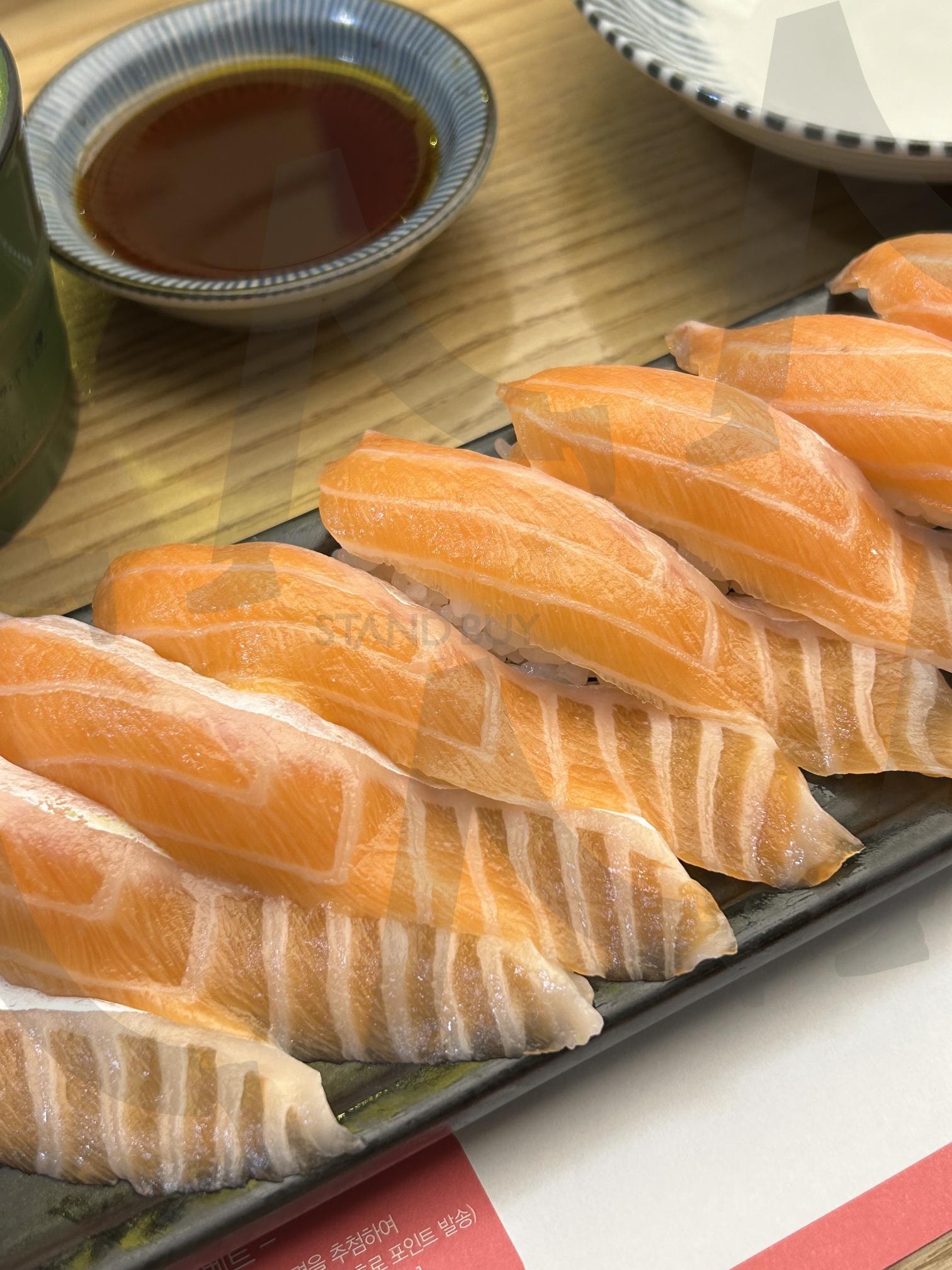 윤기 흐르는 연어초밥 | 연어, 회, 음식사진, 맛있는하루, 스시 | 스탠바이 STANDBUY 디지털 콘텐츠